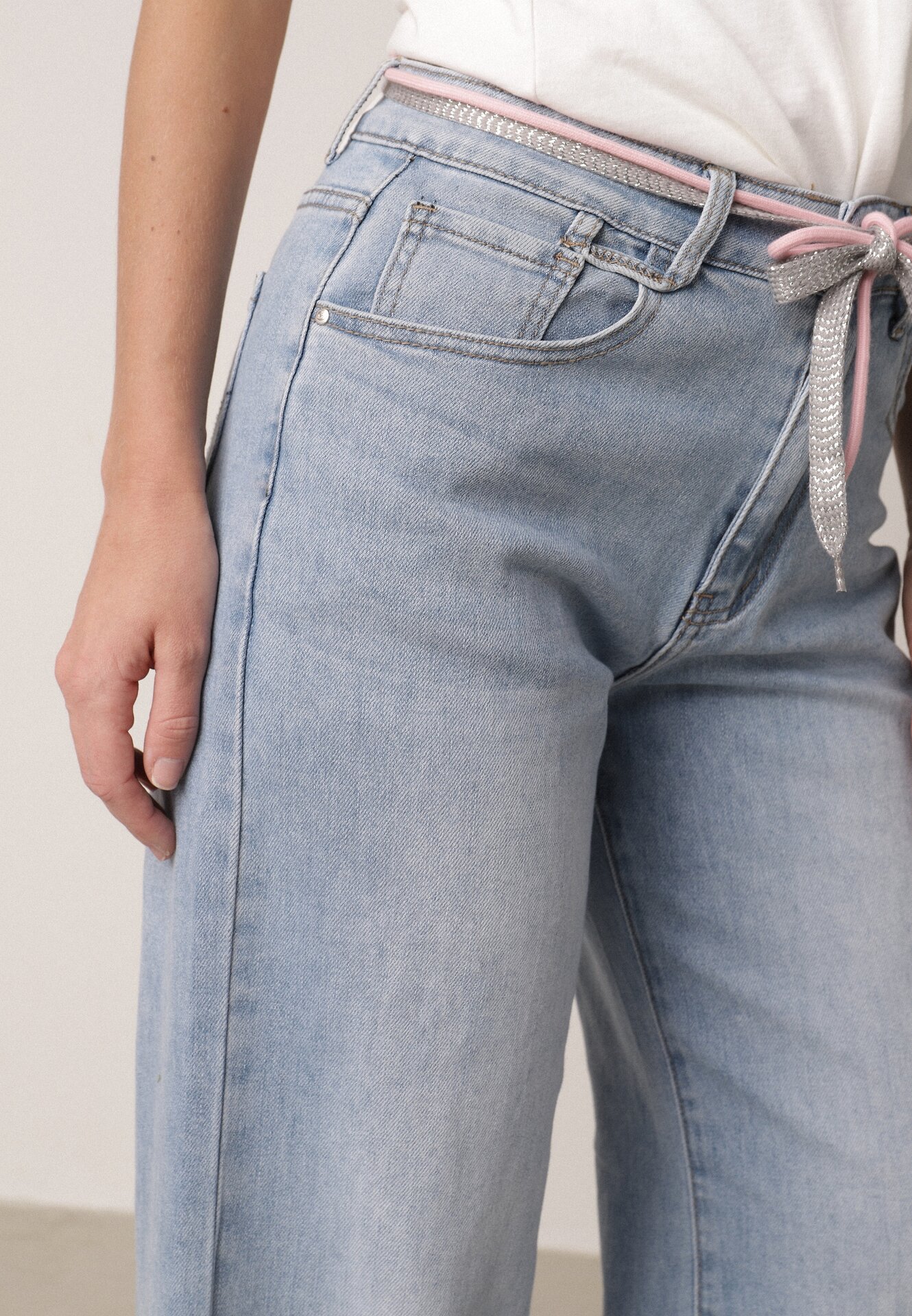 Niebieskie Szerokie Jeansy z Bawełną Wysokim Stanem i Paskiem Typu Sznurek Nevinias