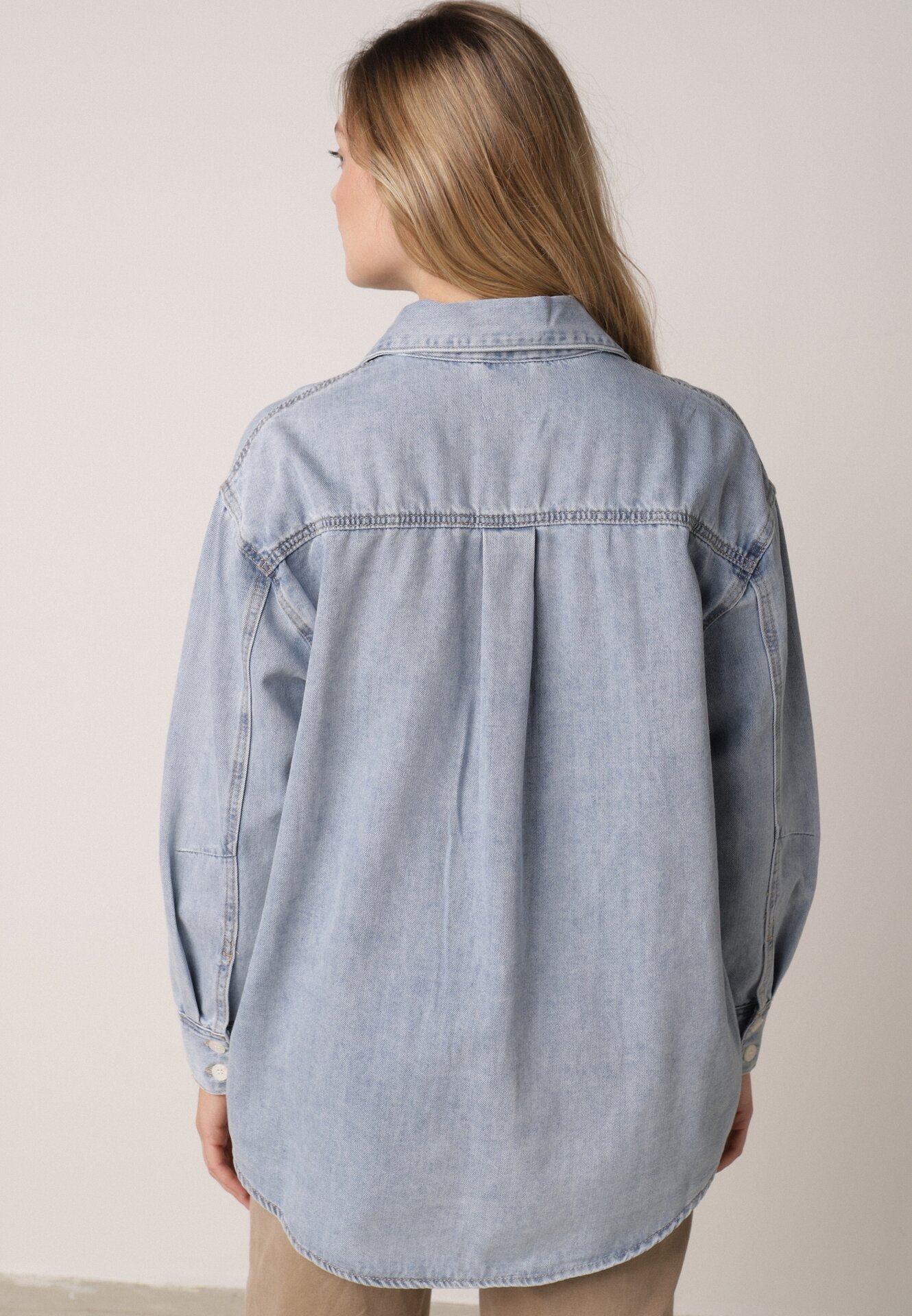 Niebieska Koszula Jeansowa z Bawełną Ozdobiona Przeszyciami Junie