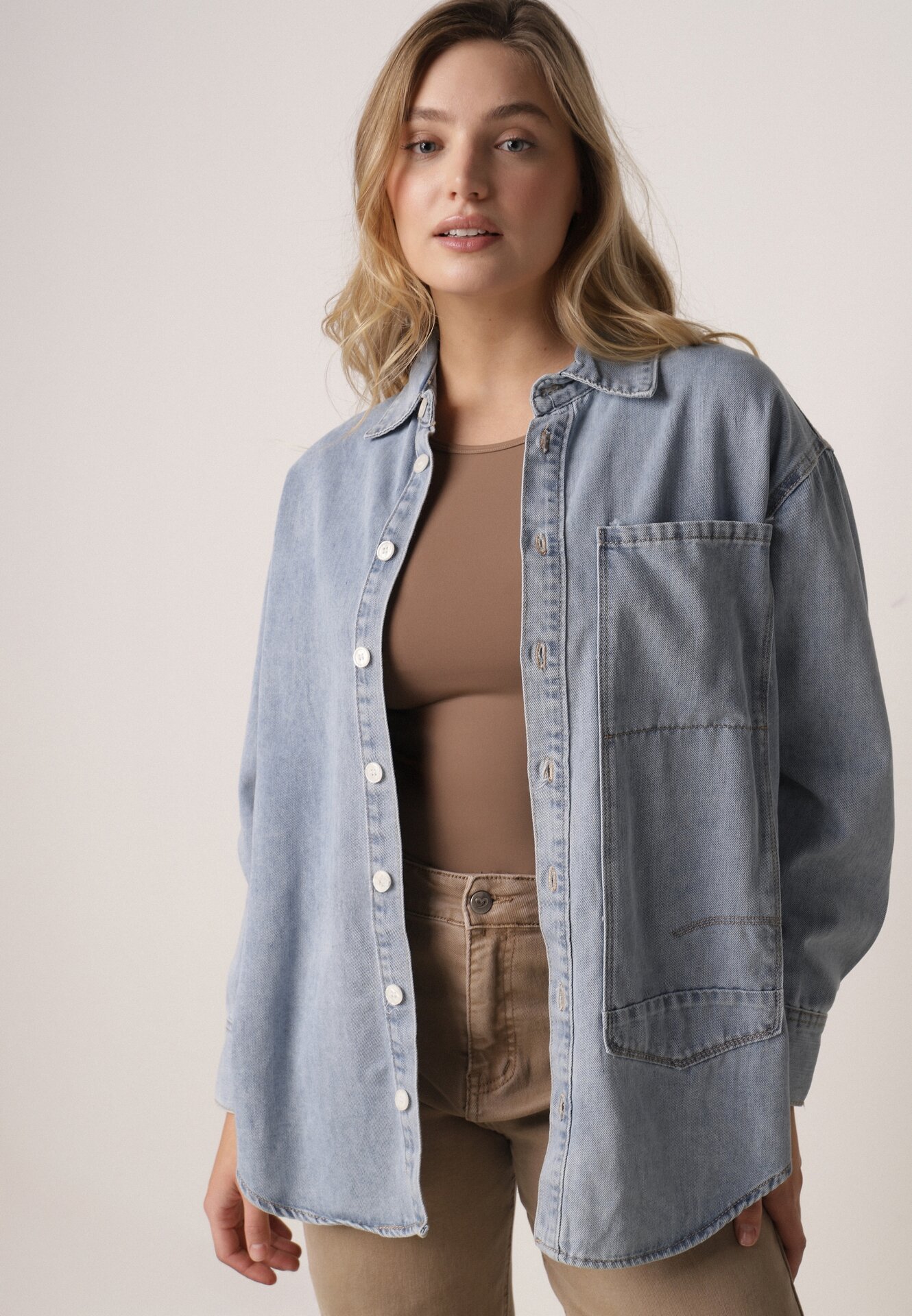 Niebieska Koszula Jeansowa z Bawełną Ozdobiona Przeszyciami Junie