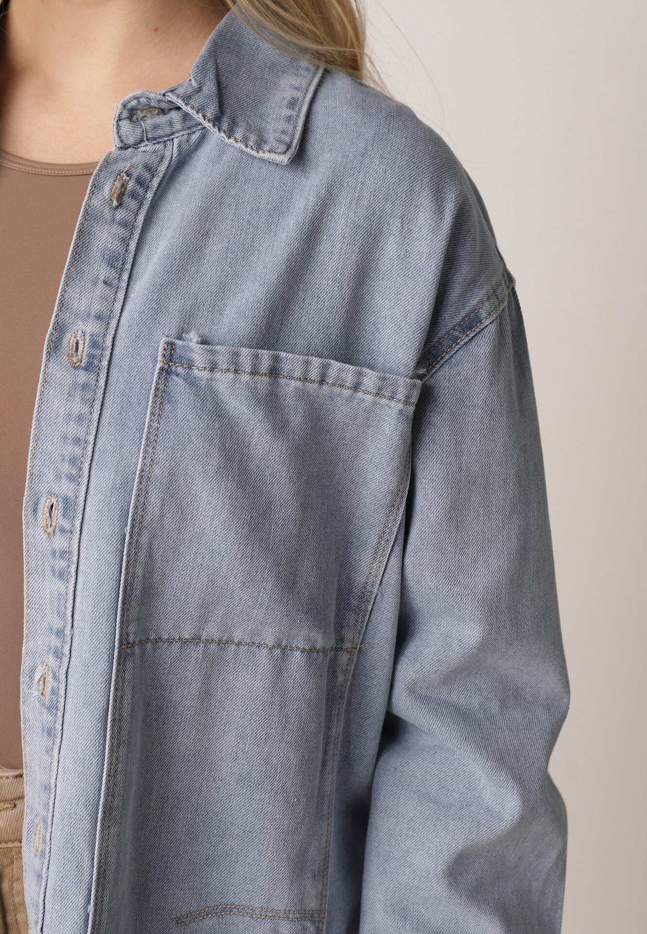 Niebieska Koszula Jeansowa z Bawełną Ozdobiona Przeszyciami Junie