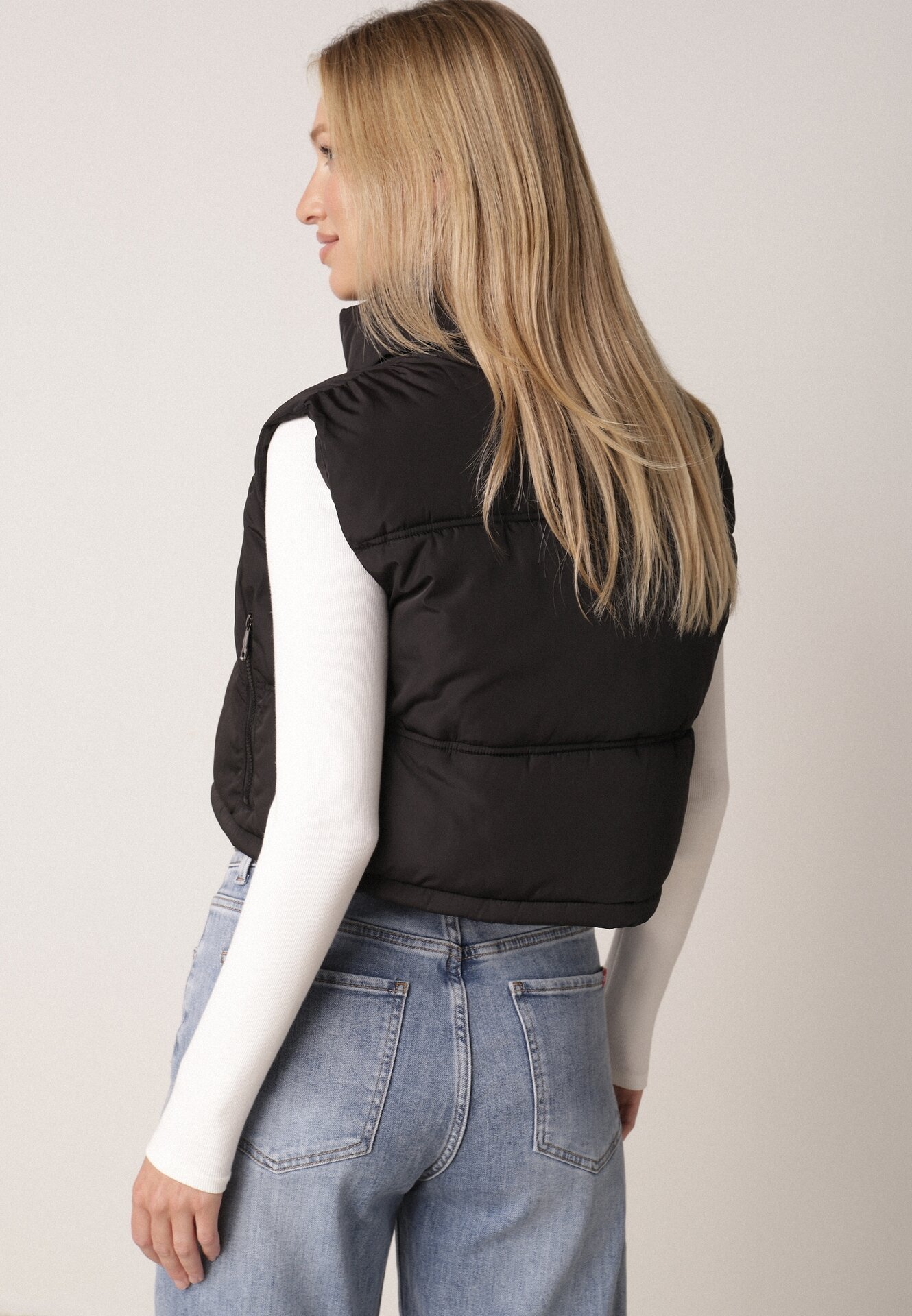 Czarna Krótka Kamizelka Pikowana Typu Puffer Niraemius