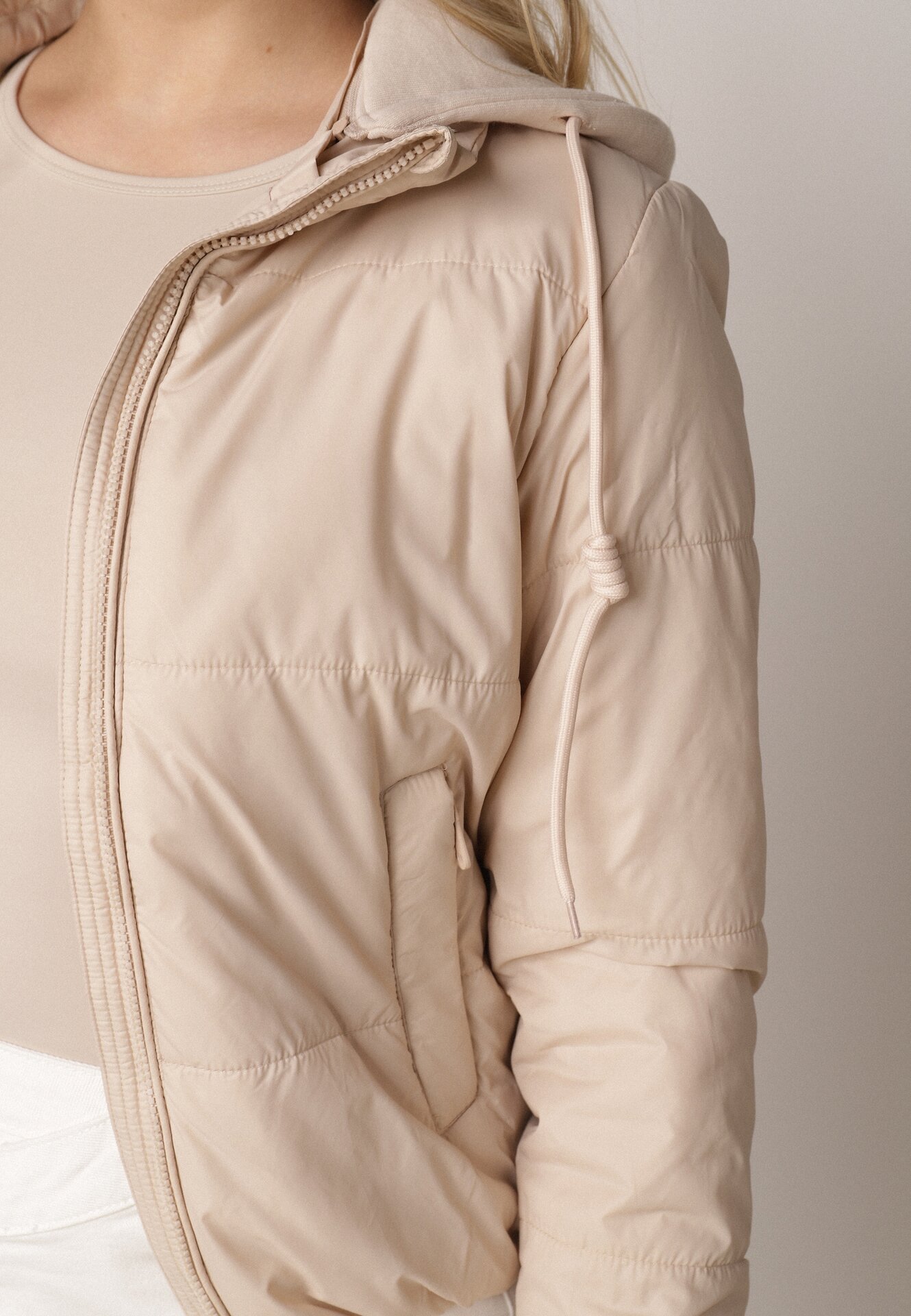 Ciemnobeżowa Kurtka Pikowana z Materiałowym Kapturem Odpinanym Jasilea