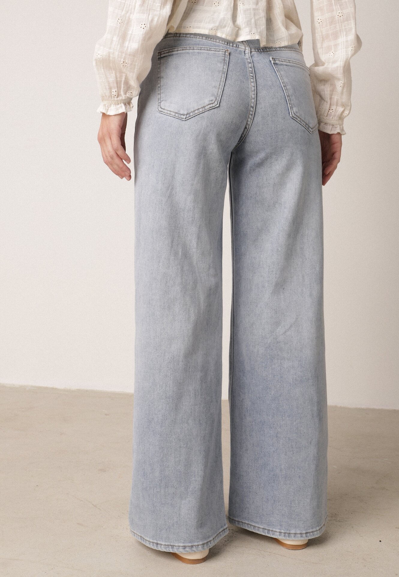 Niebieskie Szerokie Jeansy z Ozdobnym Boho Nadrukiem na Nogawkach Asoochis