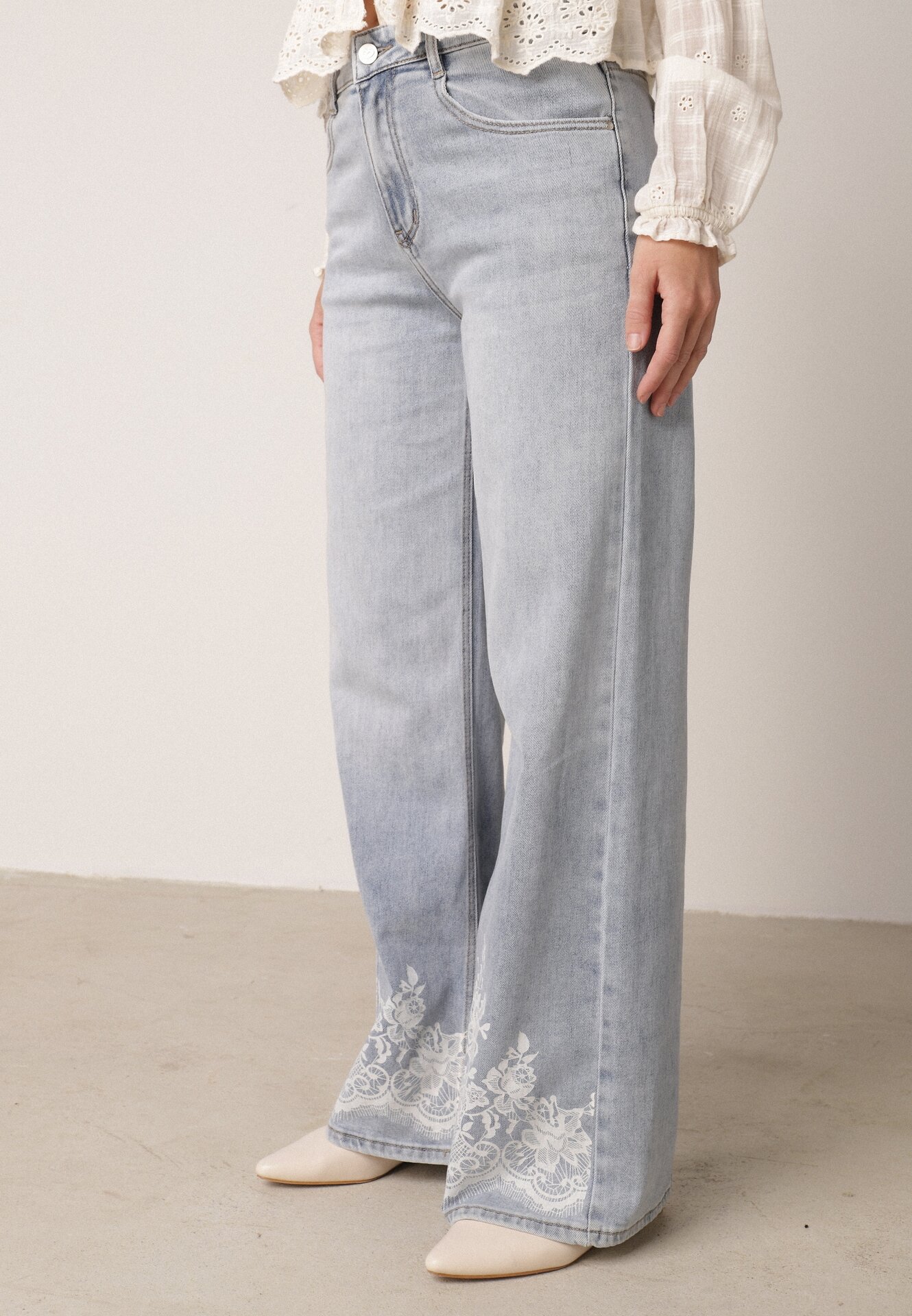 Niebieskie Szerokie Jeansy z Ozdobnym Boho Nadrukiem na Nogawkach Asoochis