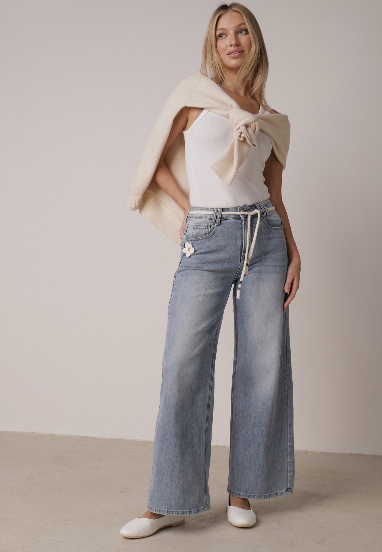 Niebieskie Jeansy z Bawełną o Szerokim Kroju z Wysokim Stanem i Sznurkowym Paskiem Ianaia