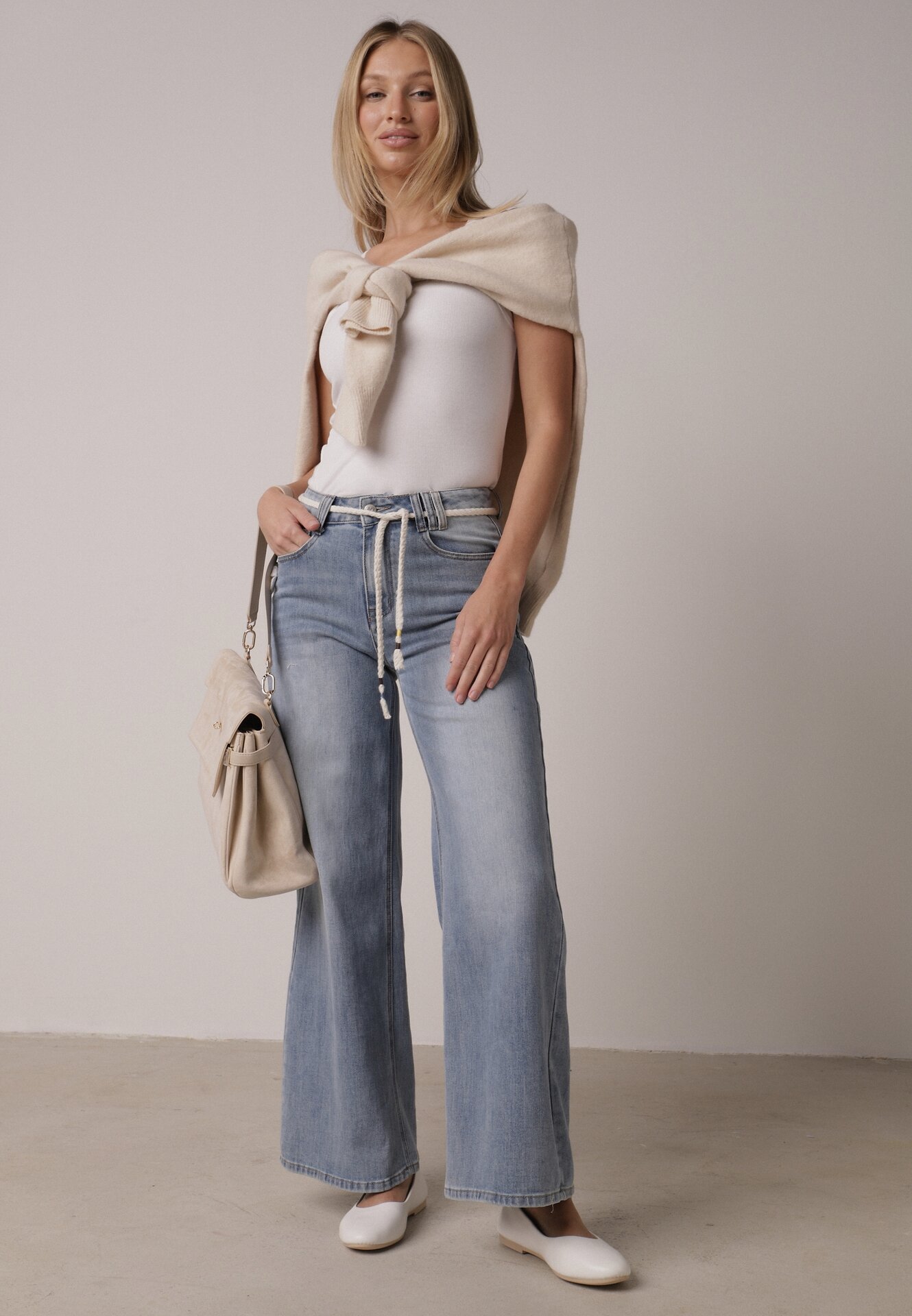 Niebieskie Jeansy z Bawełną o Szerokim Kroju z Wysokim Stanem i Sznurkowym Paskiem Ianaia