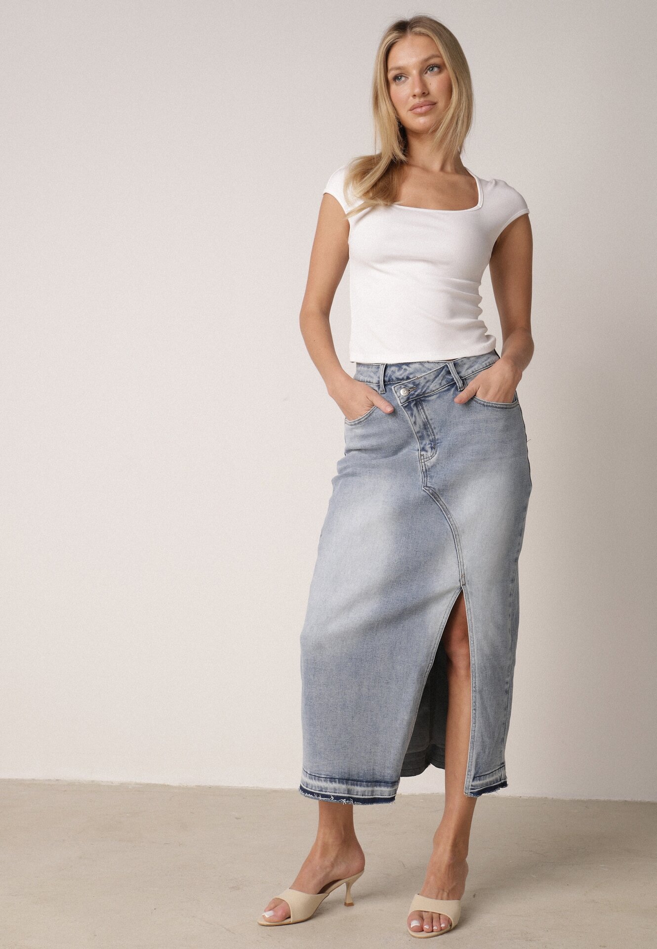 Niebieska Jeansowa Spódnica z Bawełną Wysokim Stanem i Rozcięciem na Nogę  Vikinori