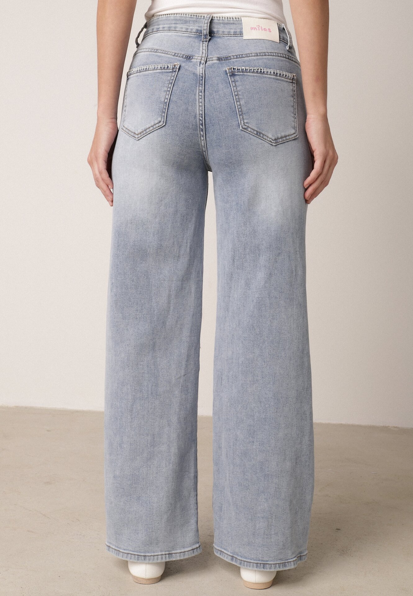 Niebieskie Jeansy Szerokie z Wysokim Stanem Ozdobione Przeszyciami Aikaea