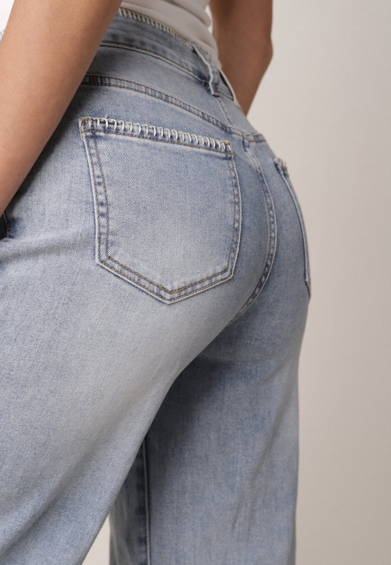 Niebieskie Jeansy Szerokie z Wysokim Stanem Ozdobione Przeszyciami Aikaea