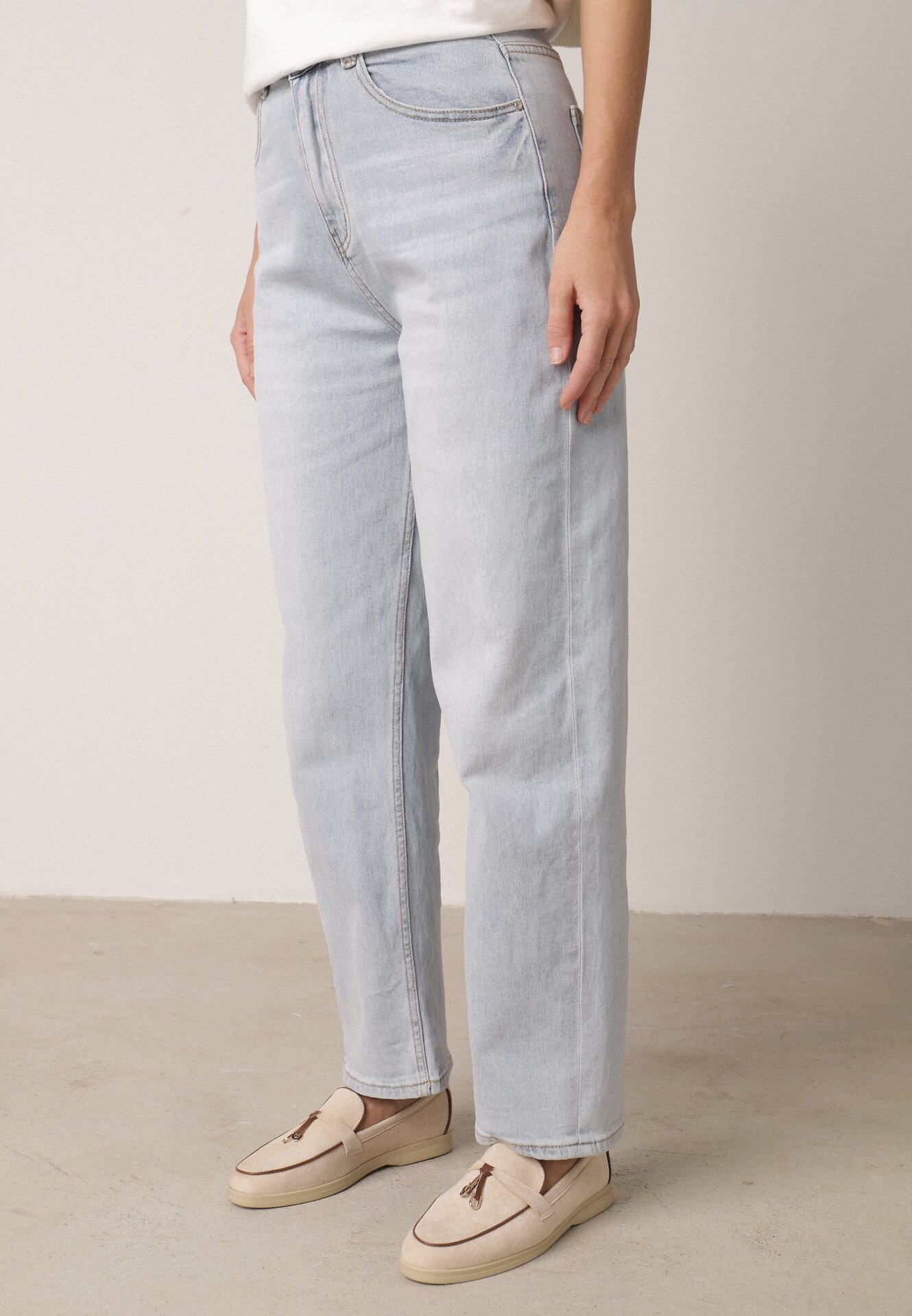 Niebieskie Bawełniane Jeansy o Kroju Mom Fit z Wysokim Stanem i Paskiem Pribena