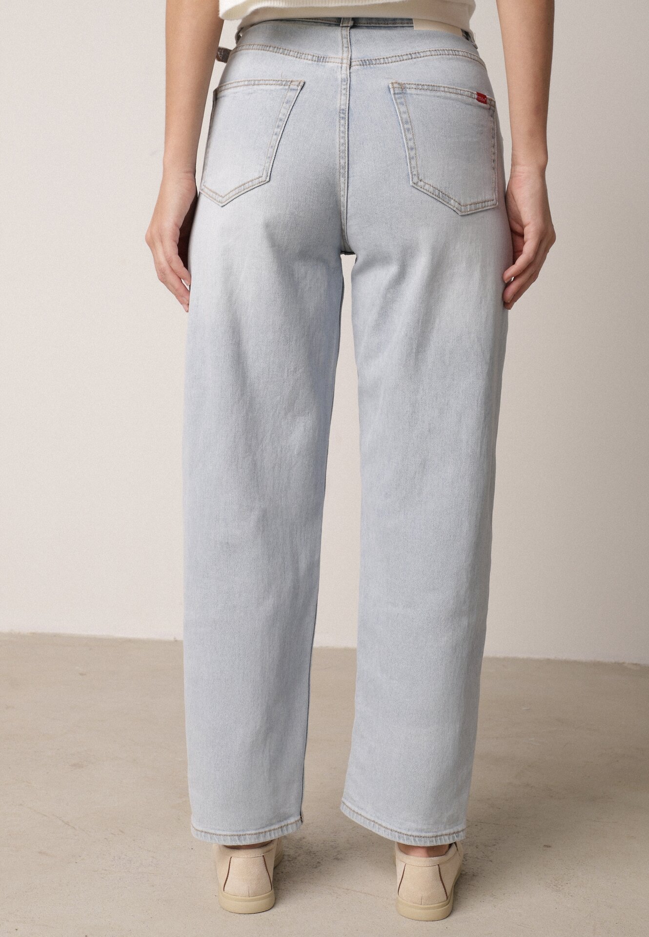 Niebieskie Bawełniane Jeansy o Kroju Mom Fit z Wysokim Stanem i Paskiem Pribena