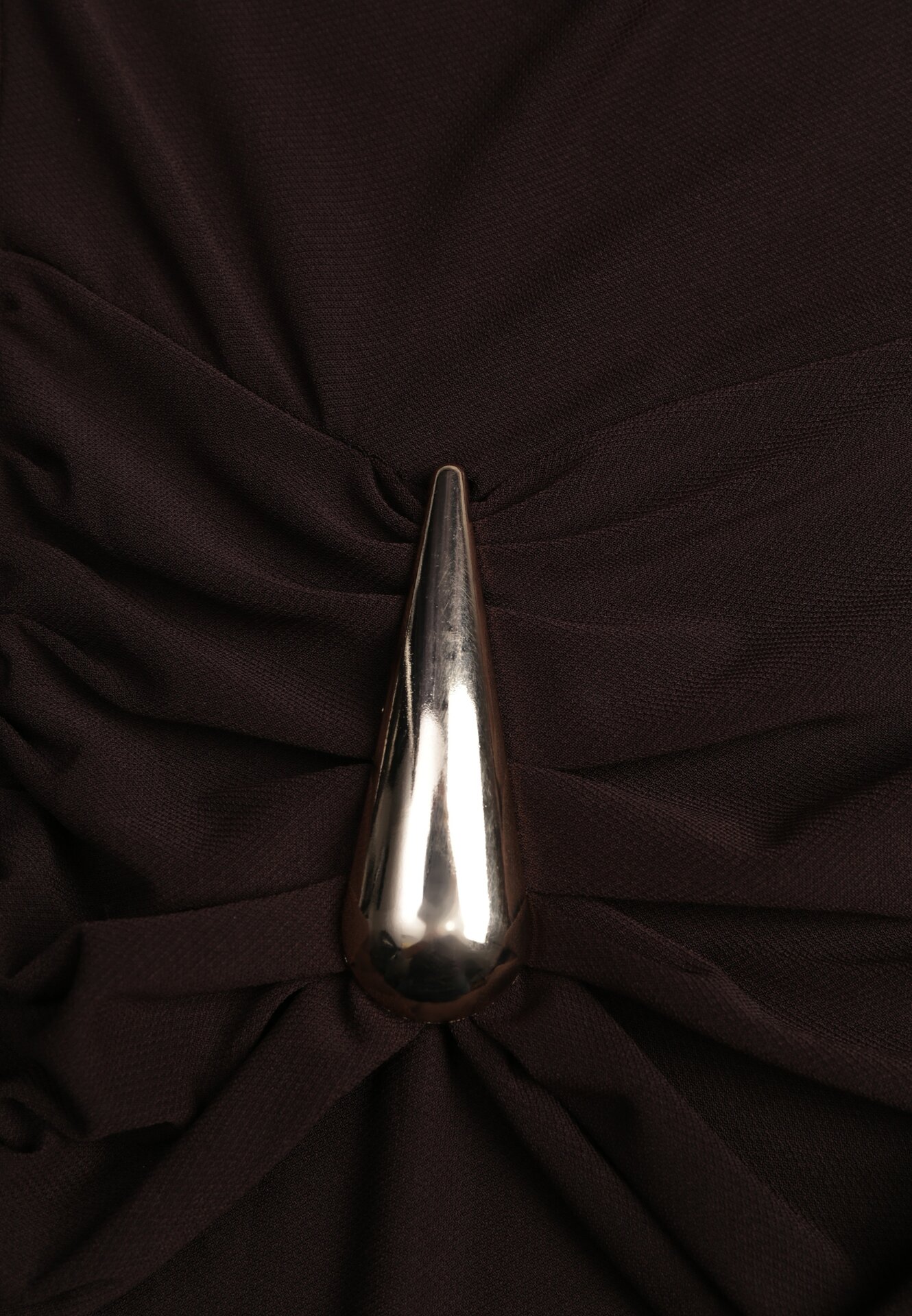 Brązowa Dopasowana Sukienka Koktajlowa z Marszczeniem i Aplikacjami Phaiseithe