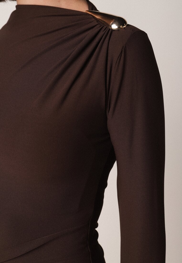 Brązowa Dopasowana Sukienka Koktajlowa z Marszczeniem i Aplikacjami Phaiseithe