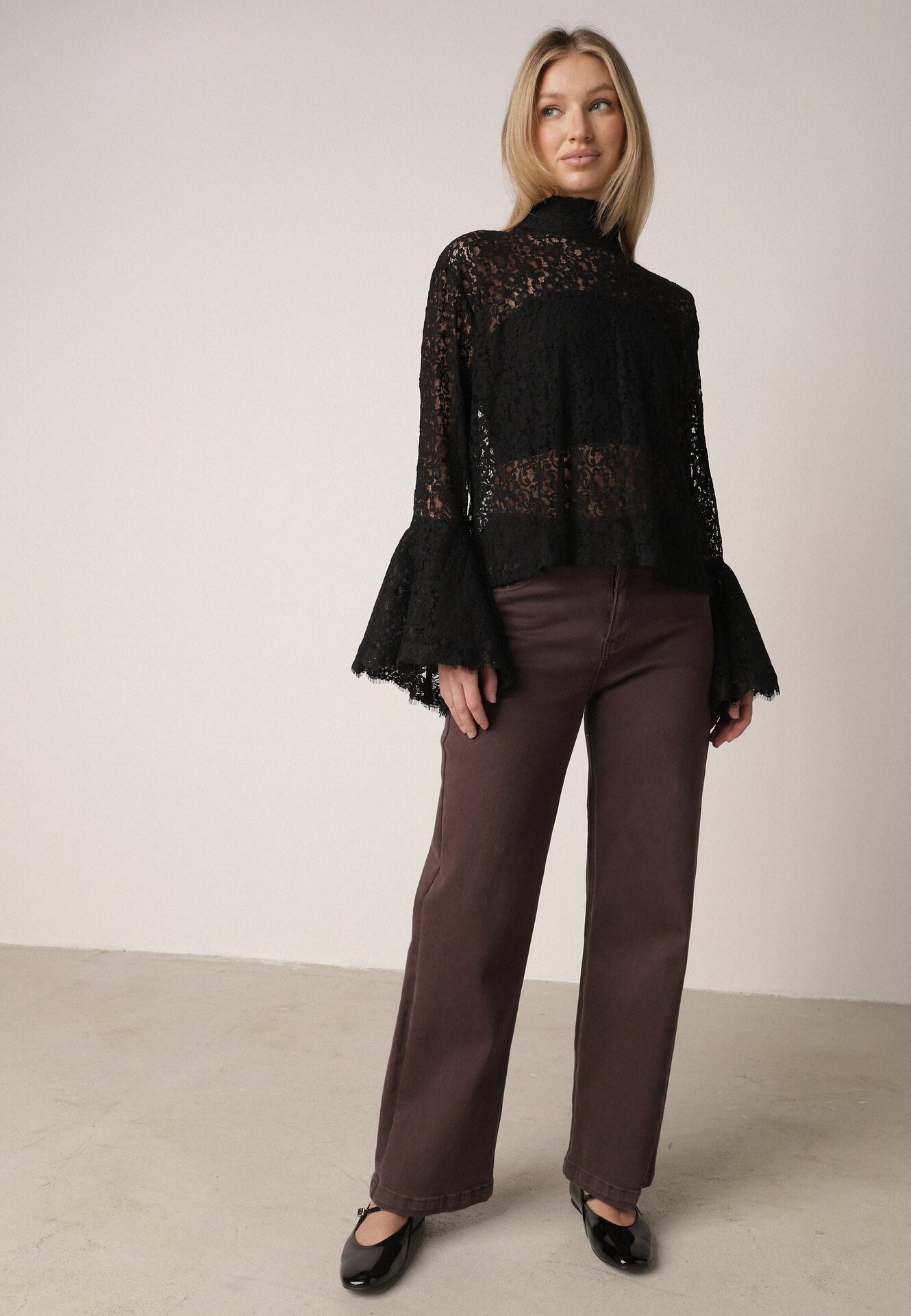 Czarna Wiskozowa Bluzka z Koronki z Bawełną Kokardą i Rozszerzanymi Rękawami Andrice