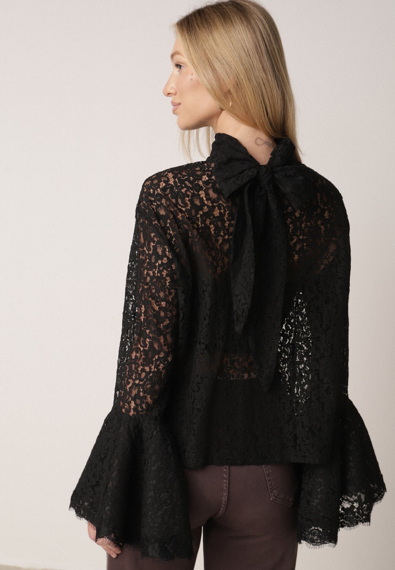 Czarna Wiskozowa Bluzka z Koronki z Bawełną Kokardą i Rozszerzanymi Rękawami Andrice
