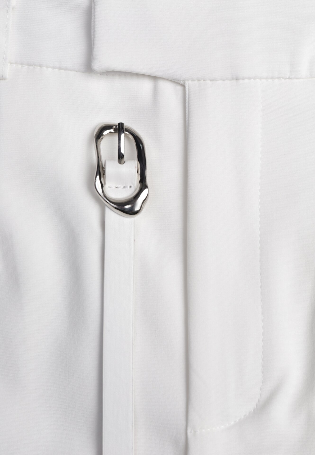 Biała Ołówkowa Spódnica z Bawełną z Paskiem i Podszewką Typu Szorty Vikisola