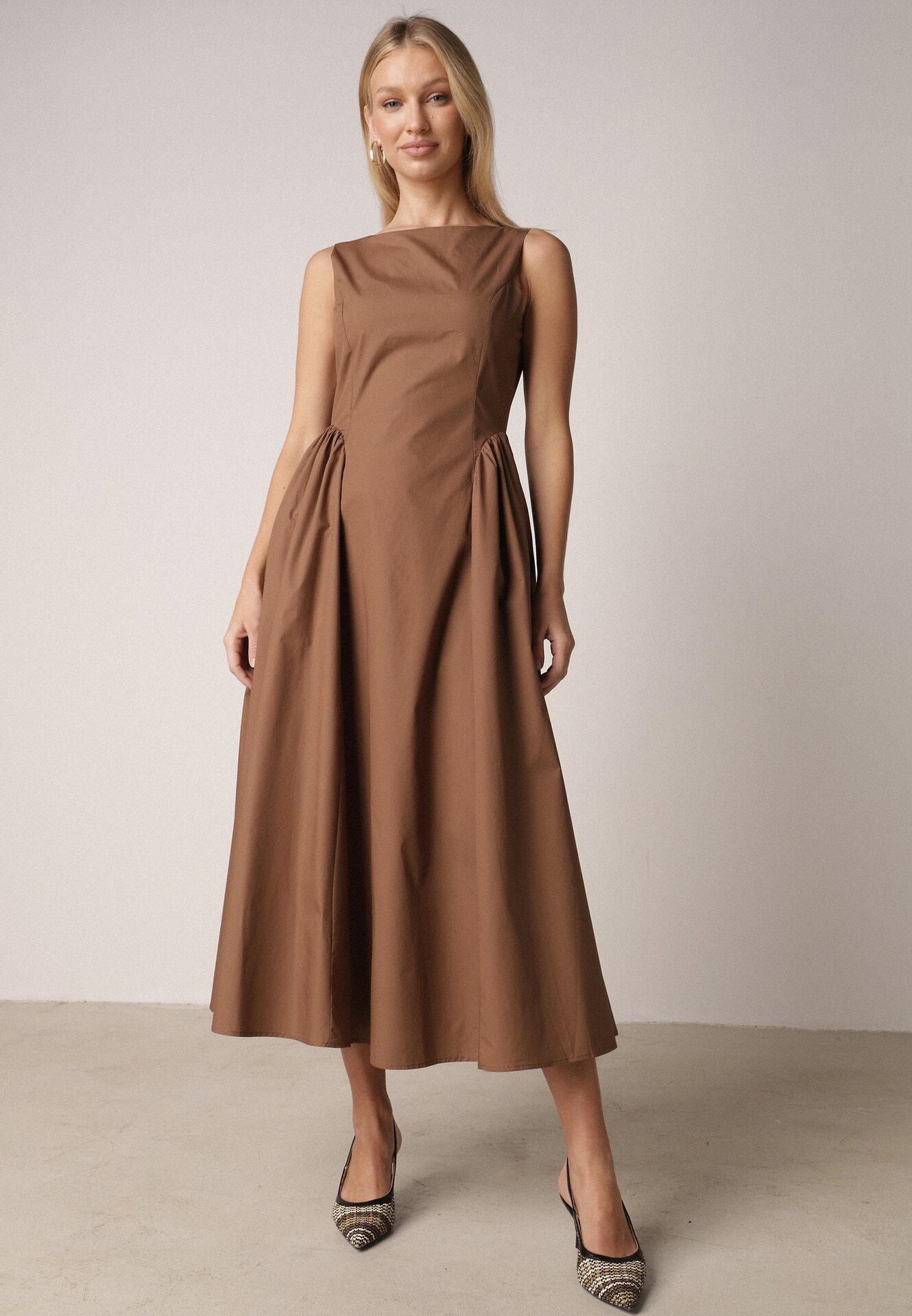 Brązowa Sukienka Bawełniana o Rozkloszowanym Fasonie z Dekoltem Łódką i Kieszeniami Elenira