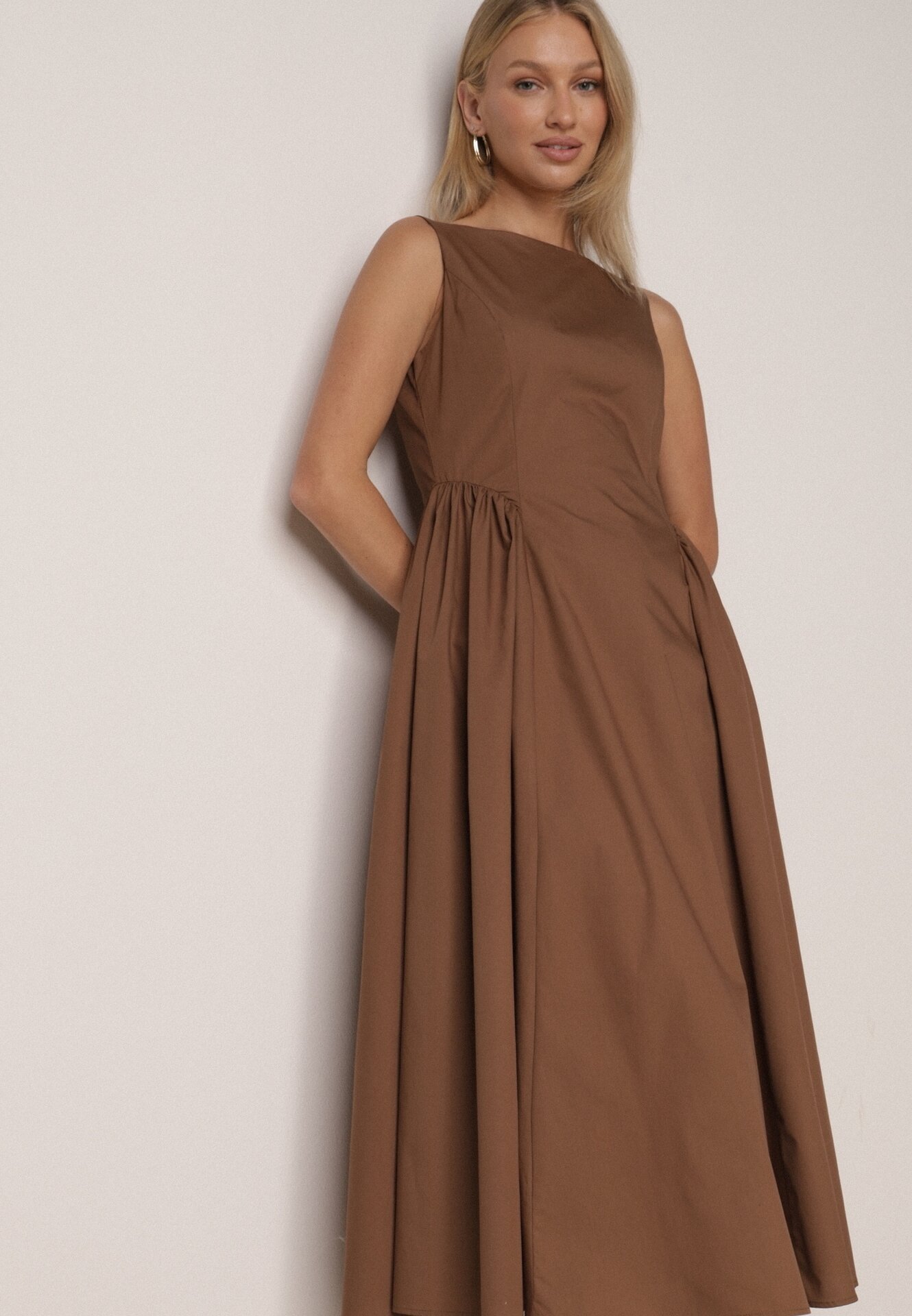 Brązowa Sukienka Bawełniana o Rozkloszowanym Fasonie z Dekoltem Łódką i Kieszeniami Elenira