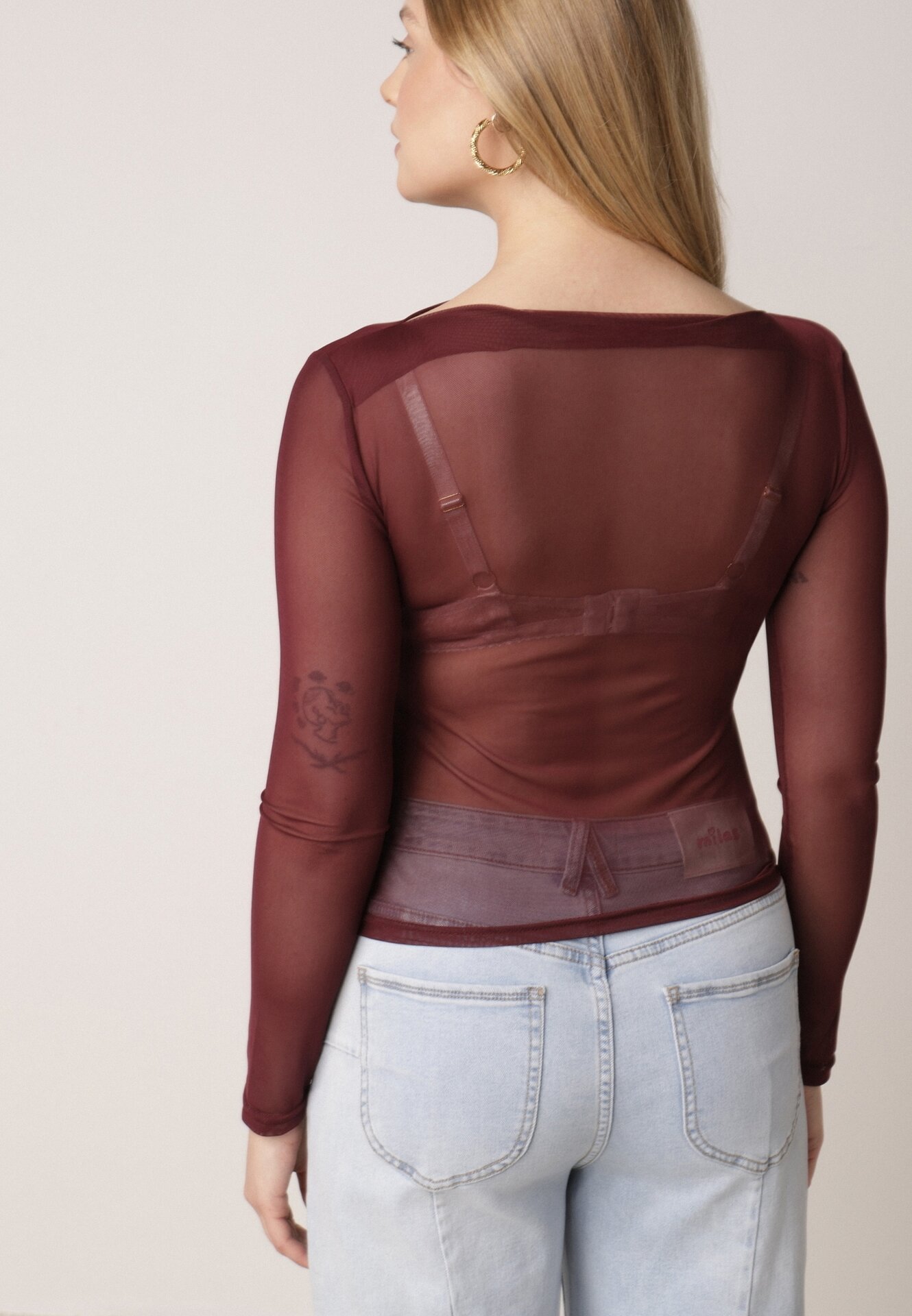 Bordowa Bluzka Siateczkowa z Marszczeniem i Kwiatową Aplikacją Nelimor