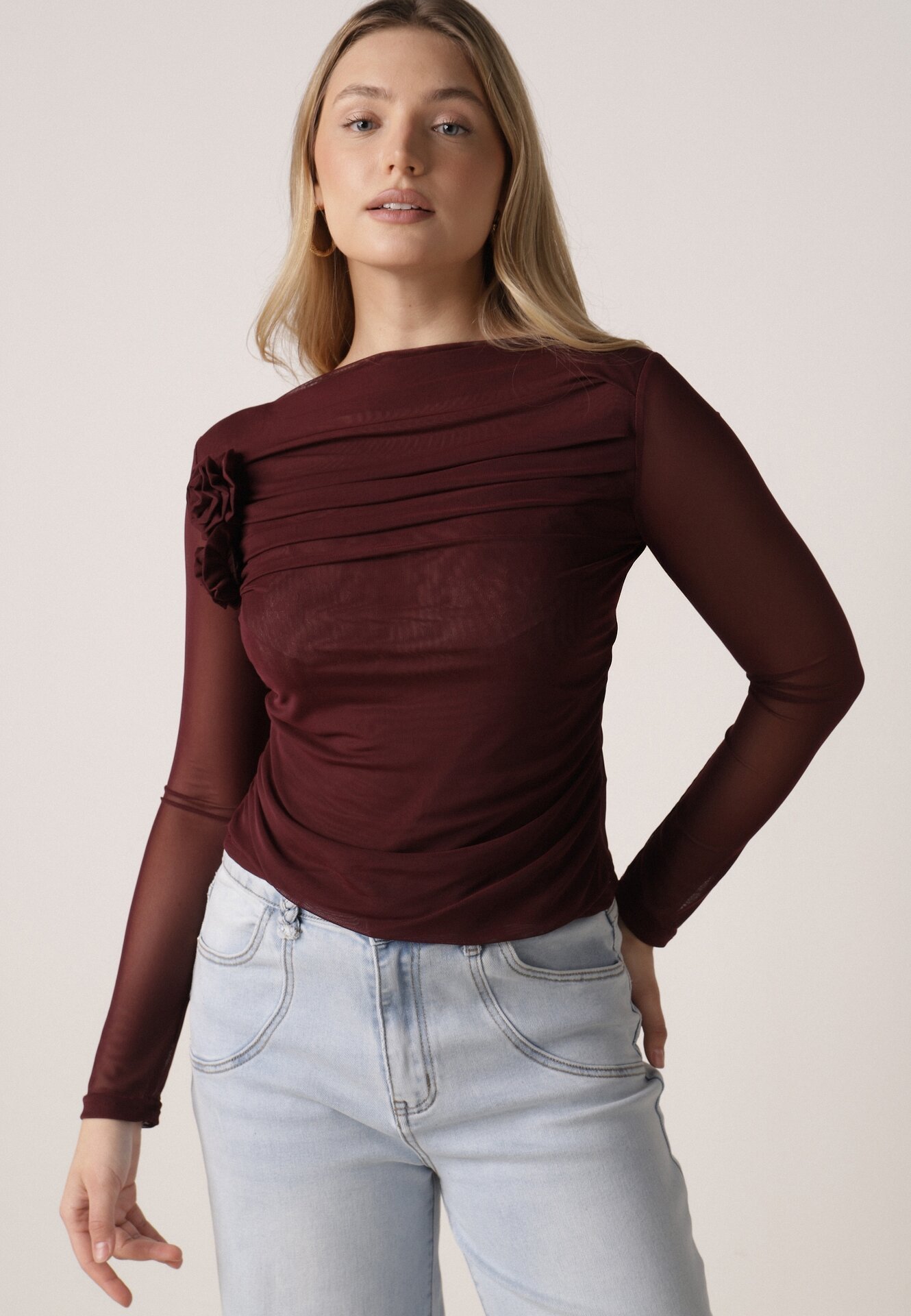 Bordowa Bluzka Siateczkowa z Marszczeniem i Kwiatową Aplikacją Nelimor