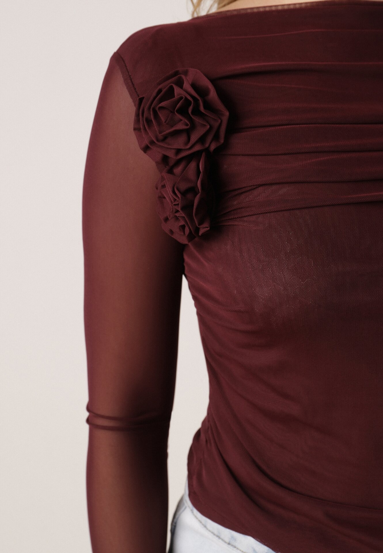 Bordowa Bluzka Siateczkowa z Marszczeniem i Kwiatową Aplikacją Nelimor