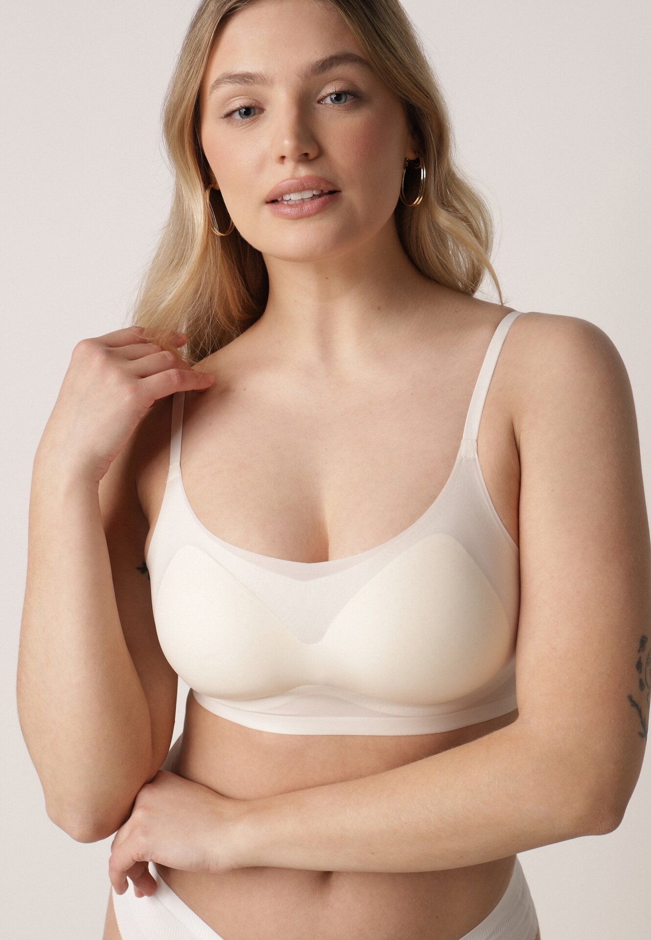 Jasnobeżowy Bezszwowy Biustonosz Bez Fiszbin z Usztywnianymi Miseczkami Leavessa