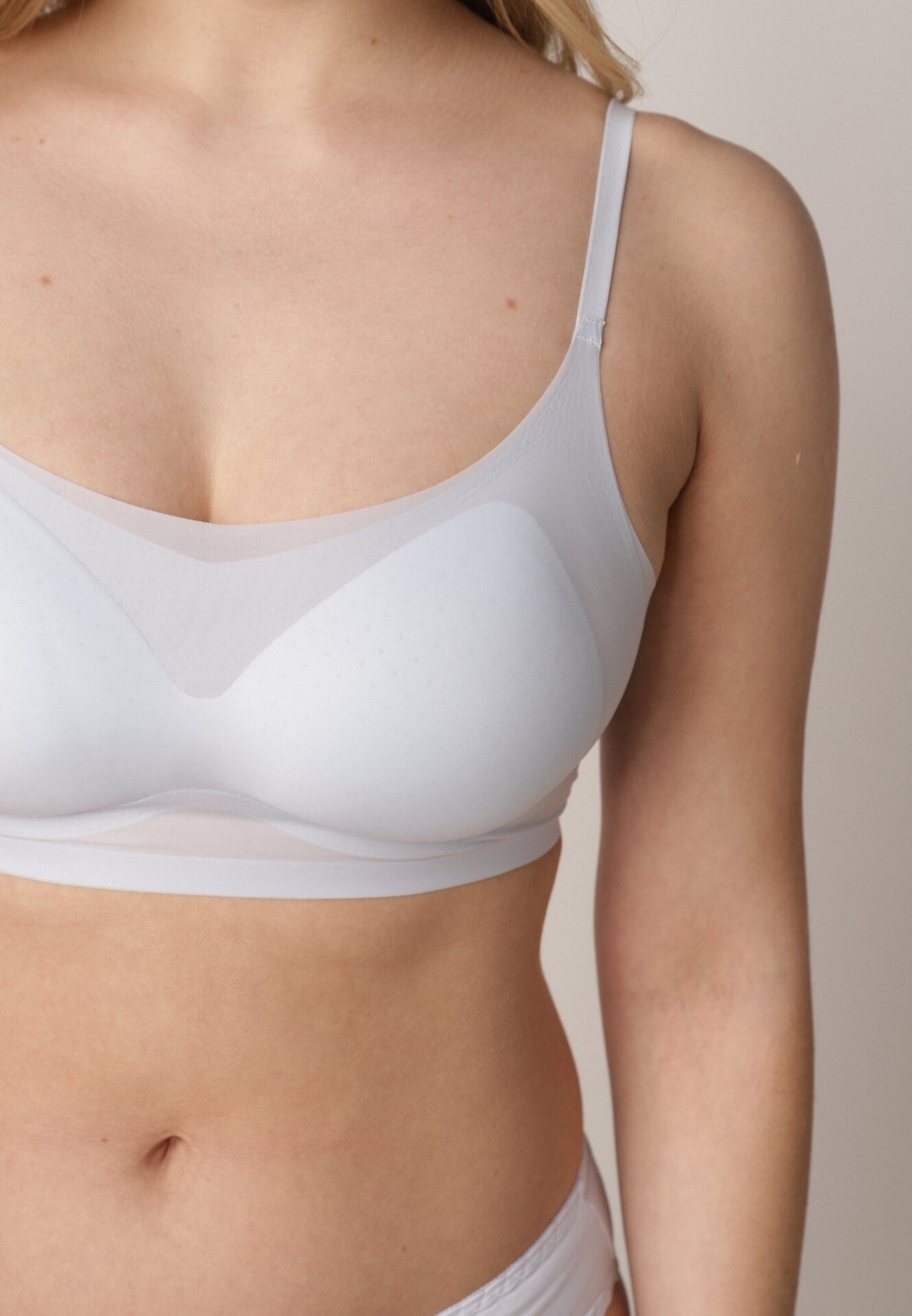 Niebieski Bezszwowy Biustonosz Bez Fiszbin z Usztywnianymi Miseczkami Leavessa