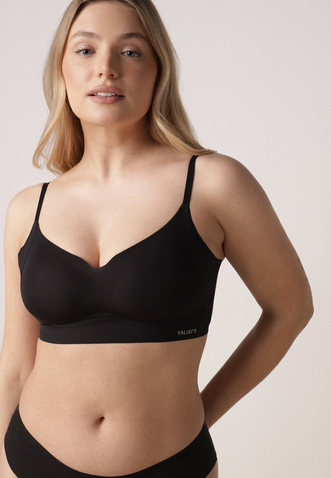 Czarny Bezszwowy Biustonosz Bez Fiszbin z Elastycznego Materiału Edalith