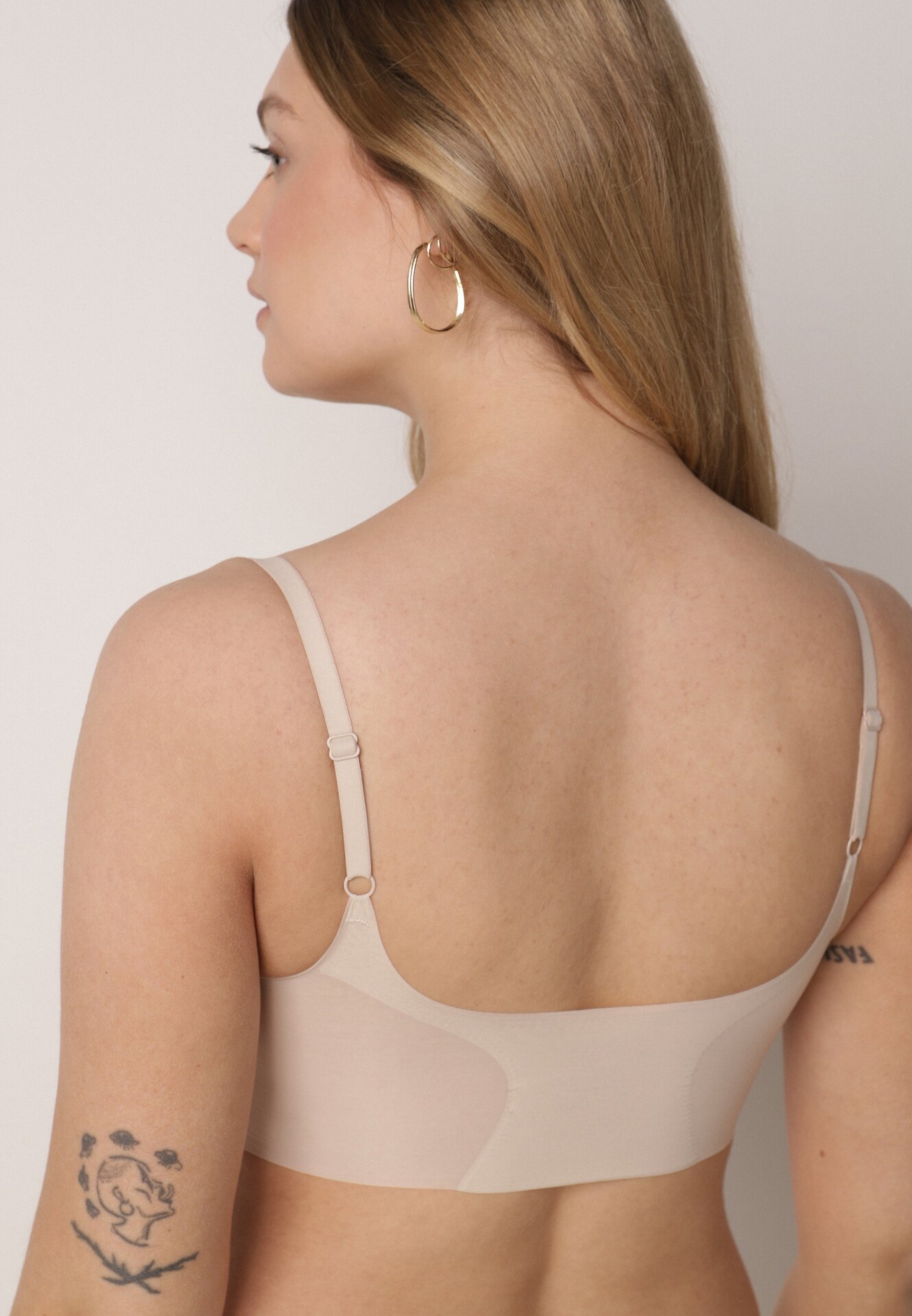 Beżowy Bezszwowy Biustonosz Bez Fiszbin z Elastycznego Materiału Edalith