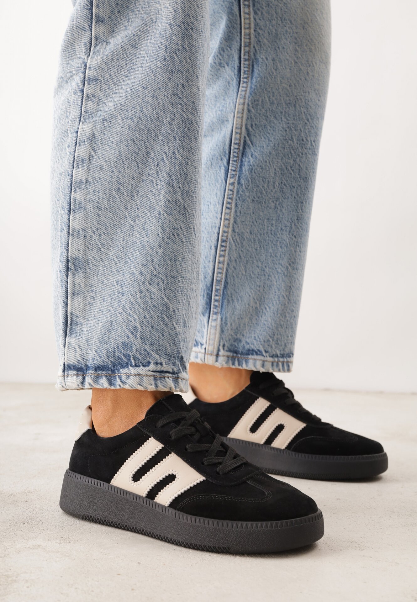 Czarne Skórzane Sneakersy na Kauczukowej Podeszwie z Geometrycznym Motywem Shytyse