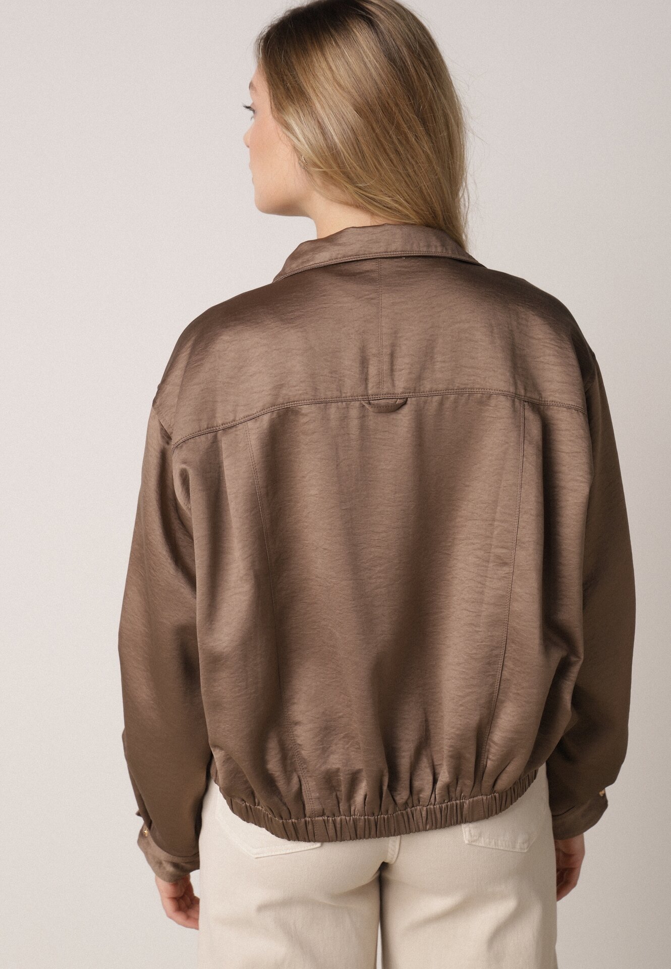 Brązowa Kurtka Typu Bomberka Ozdobiona Kołnierzykiem Tellavan