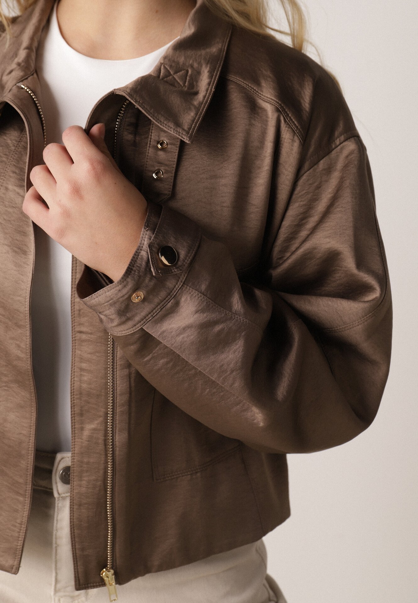 Brązowa Kurtka Typu Bomberka Ozdobiona Kołnierzykiem Tellavan