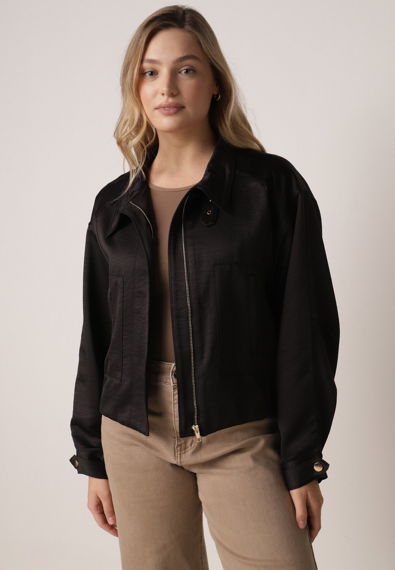 Czarna Kurtka Typu Bomberka Ozdobiona Kołnierzykiem Tellavan