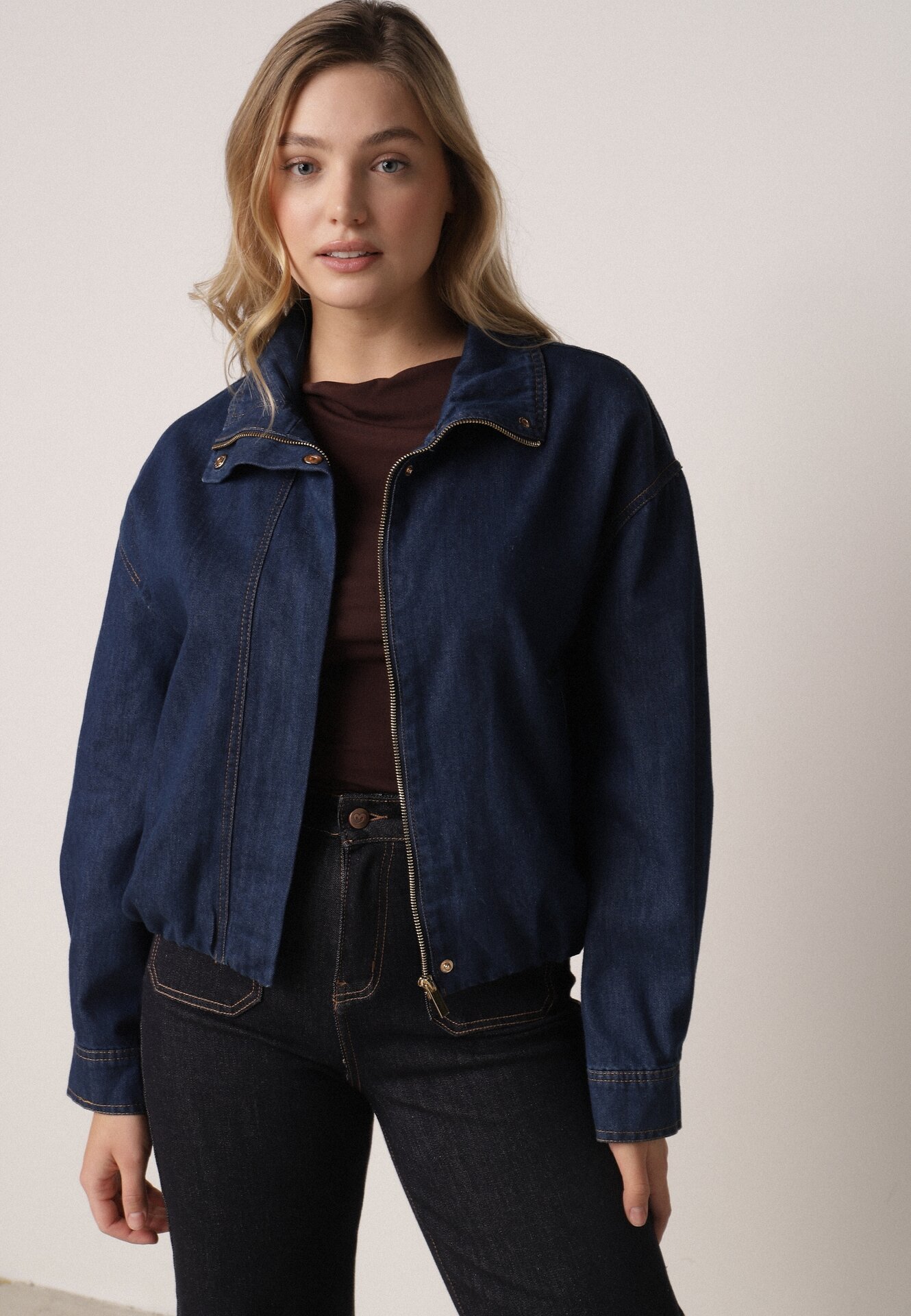 Niebieska Jeansowa Kurtka Przejściowa z Bawełny o Kroju Bombki z Kołnierzykiem Jotima