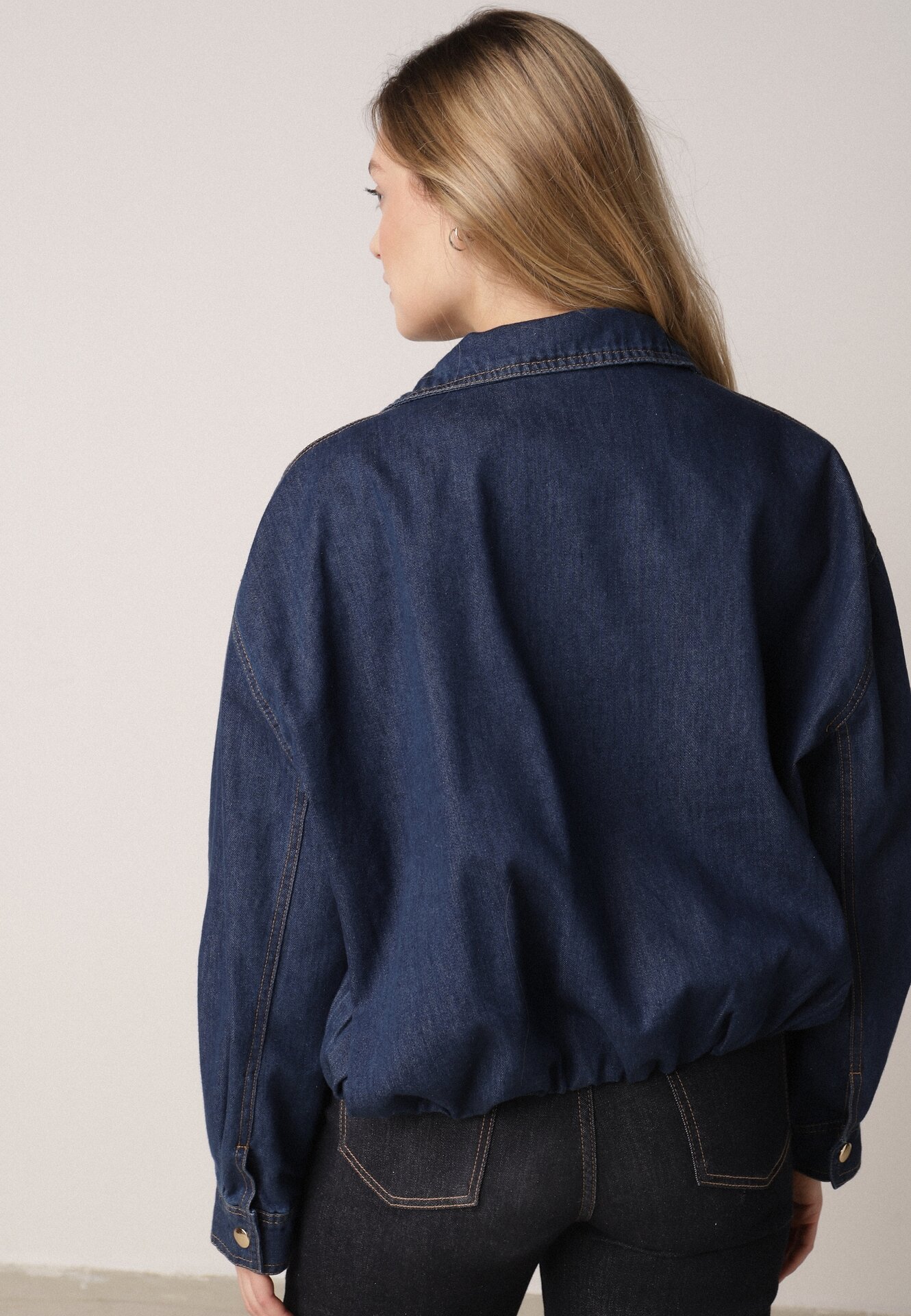 Niebieska Jeansowa Kurtka Przejściowa z Bawełny o Kroju Bombki z Kołnierzykiem Jotima