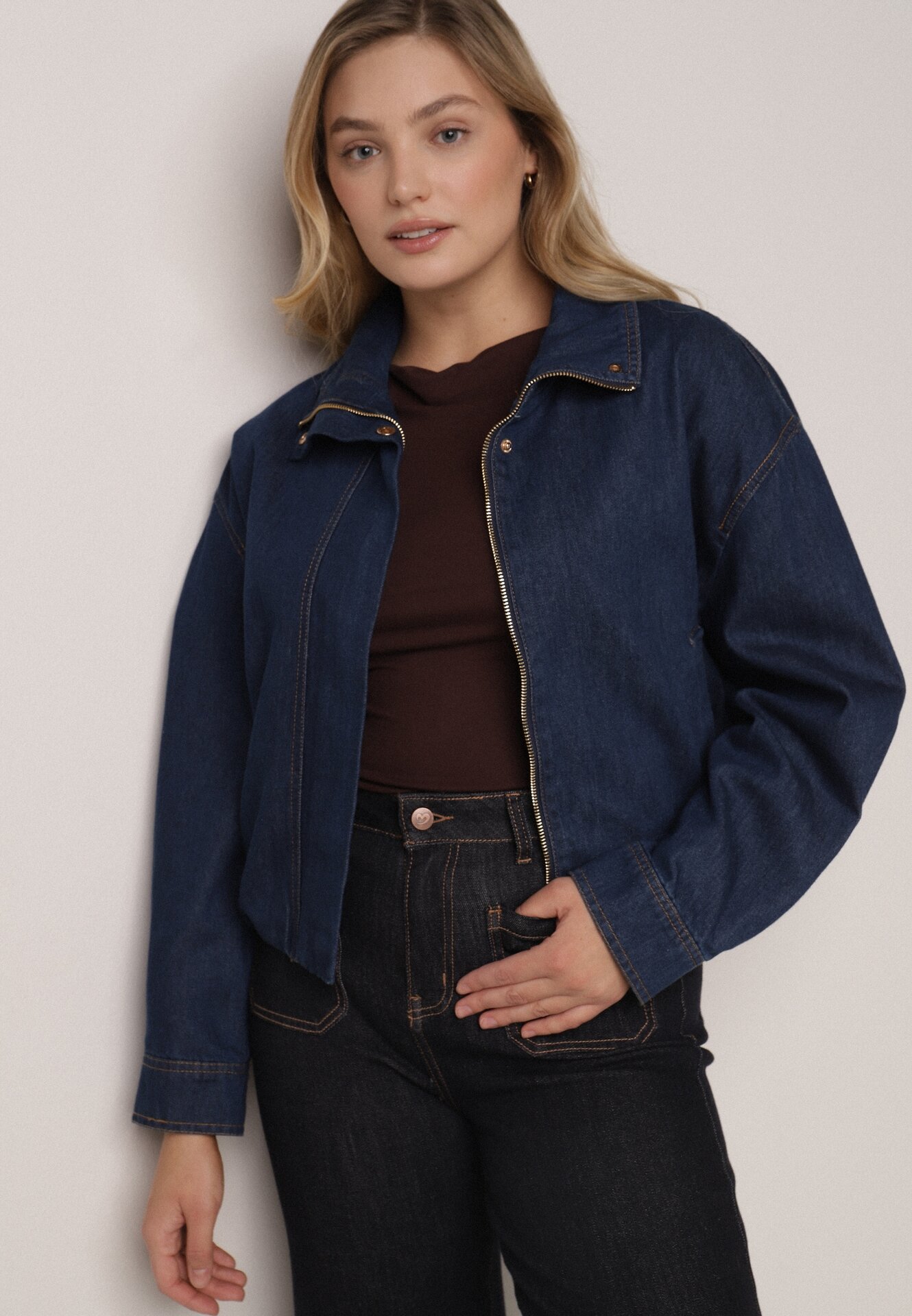 Niebieska Jeansowa Kurtka Przejściowa z Bawełny o Kroju Bombki z Kołnierzykiem Jotima