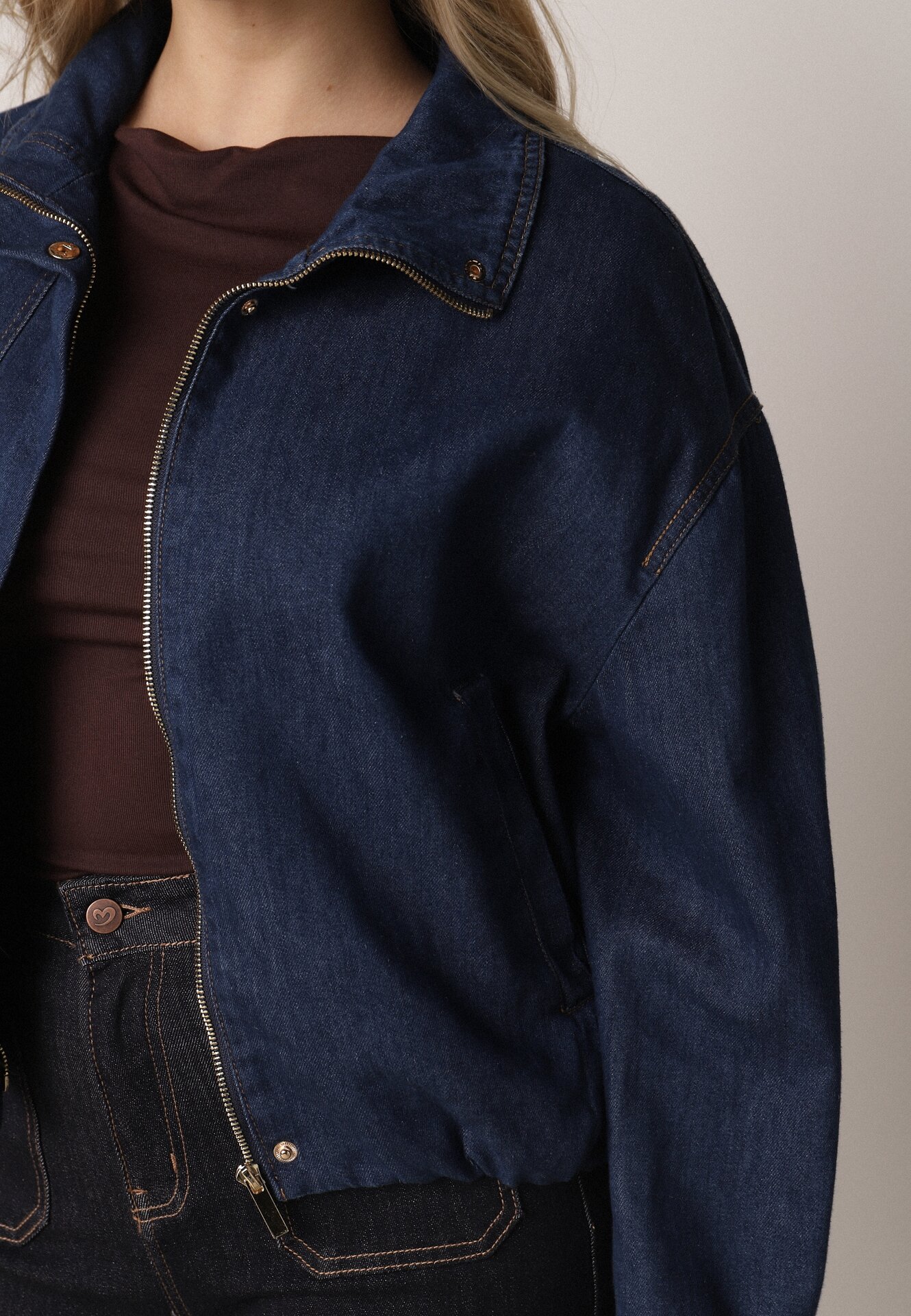 Niebieska Jeansowa Kurtka Przejściowa z Bawełny o Kroju Bombki z Kołnierzykiem Jotima