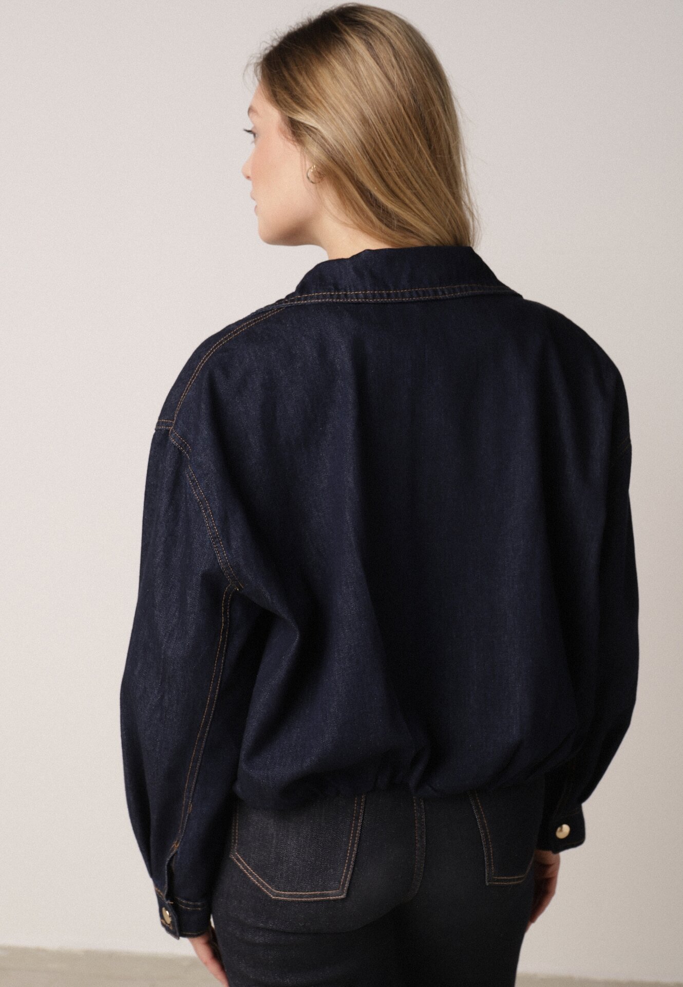 Granatowa Jeansowa Kurtka Przejściowa z Bawełny o Kroju Bombki z Kołnierzykiem Jotima