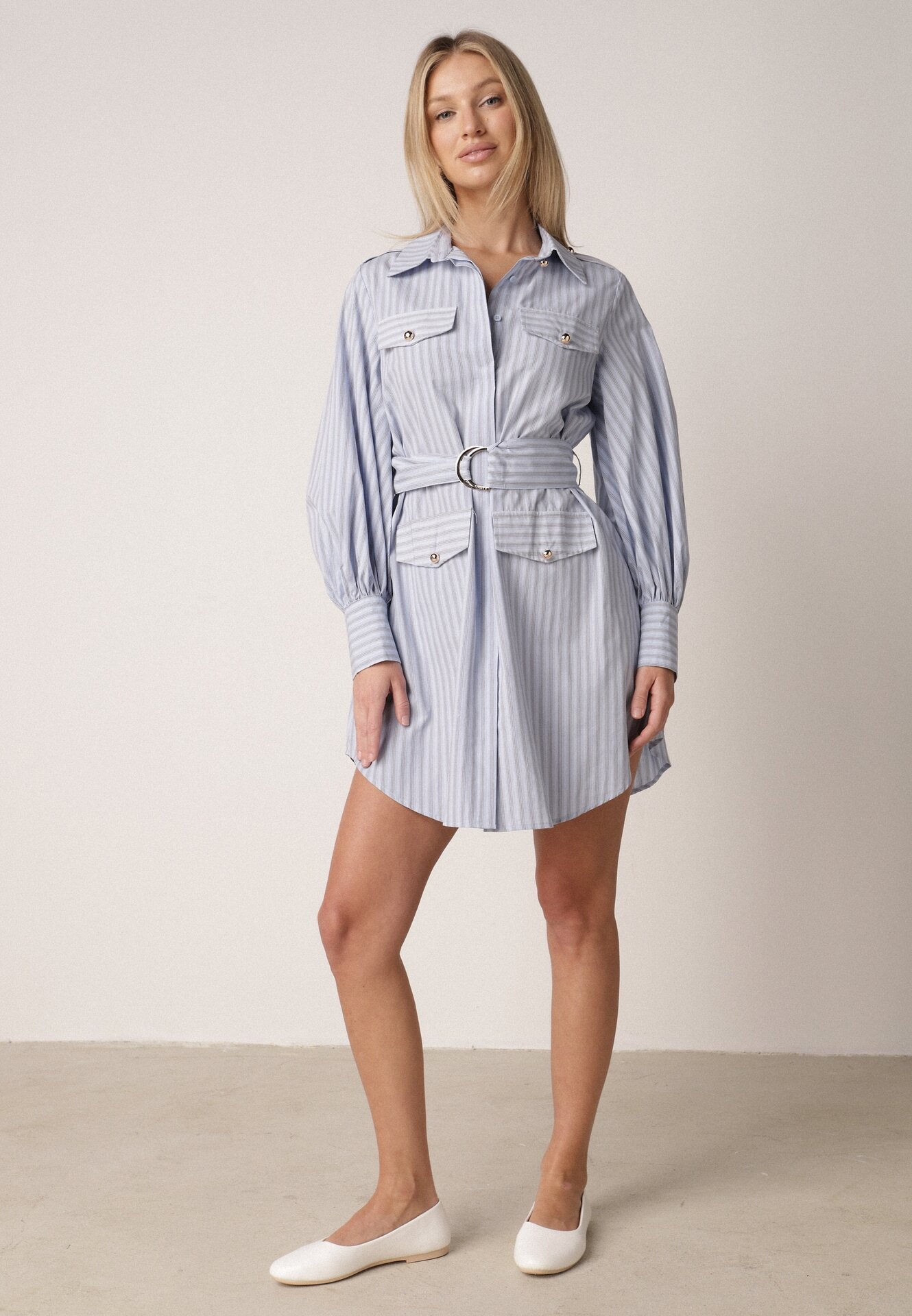 Niebieska Bawełniana Sukienka Koszulowa z Paskiem i Pagonami Dennelia