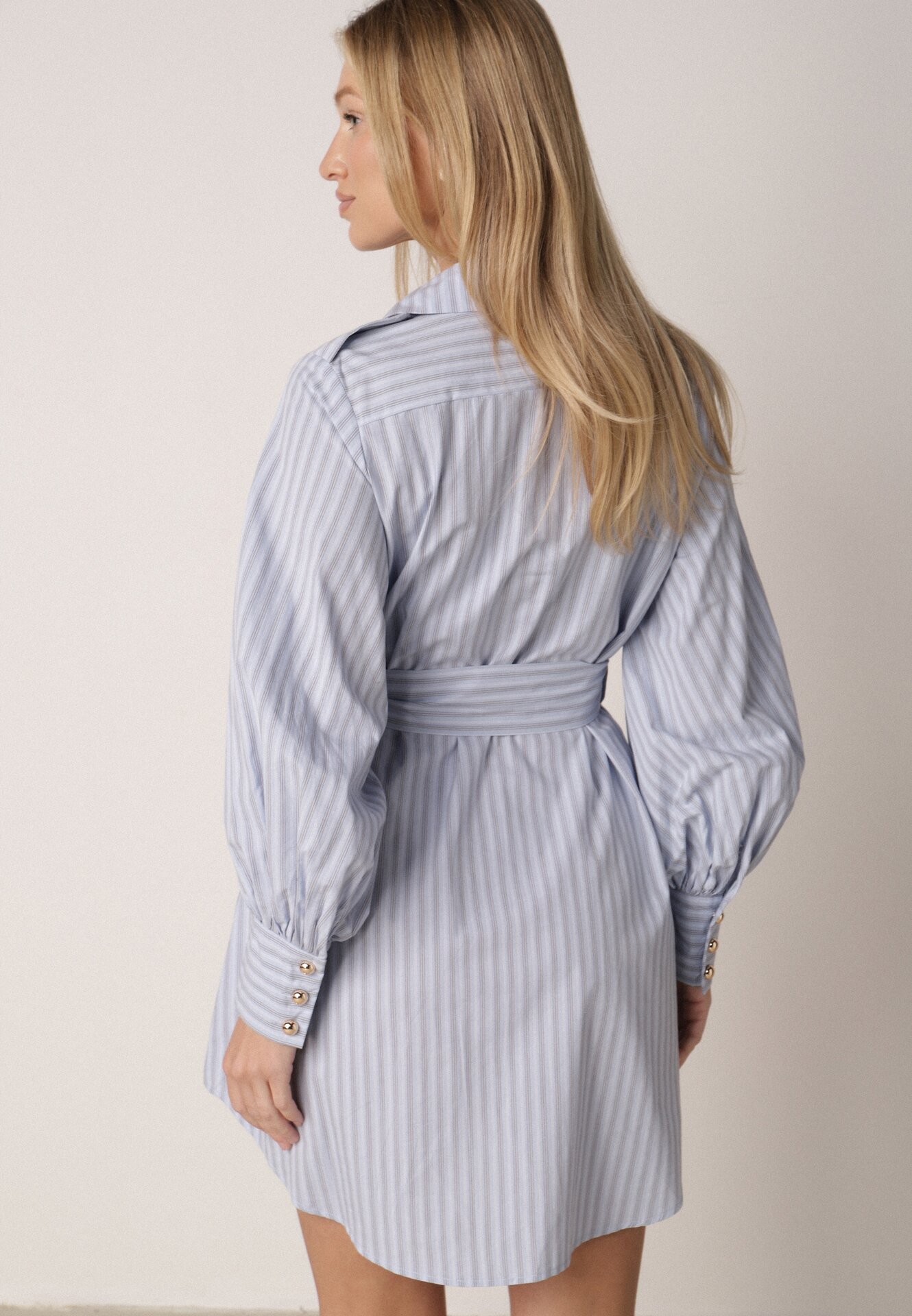 Niebieska Bawełniana Sukienka Koszulowa z Paskiem i Pagonami Dennelia