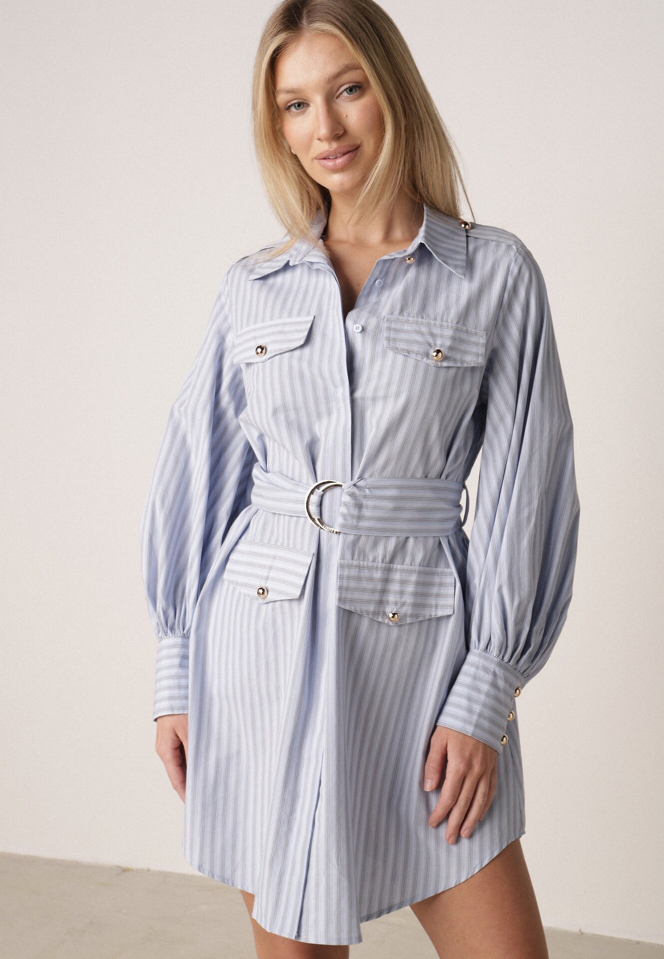 Niebieska Bawełniana Sukienka Koszulowa z Paskiem i Pagonami Dennelia