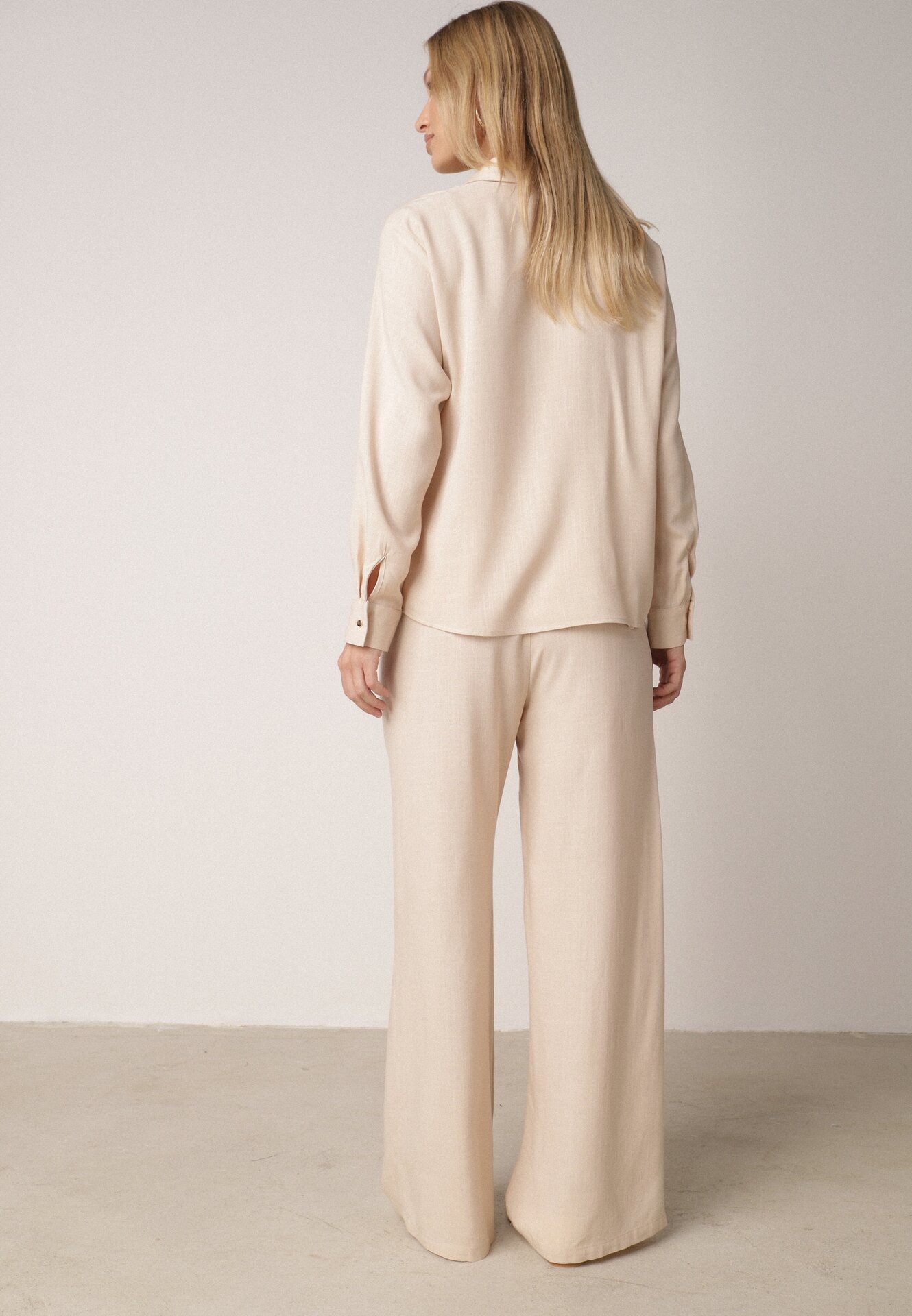 Beżowy Wiskozowy Komplet Asymetryczna Koszula i Spodnie z Kieszeniami Moneia