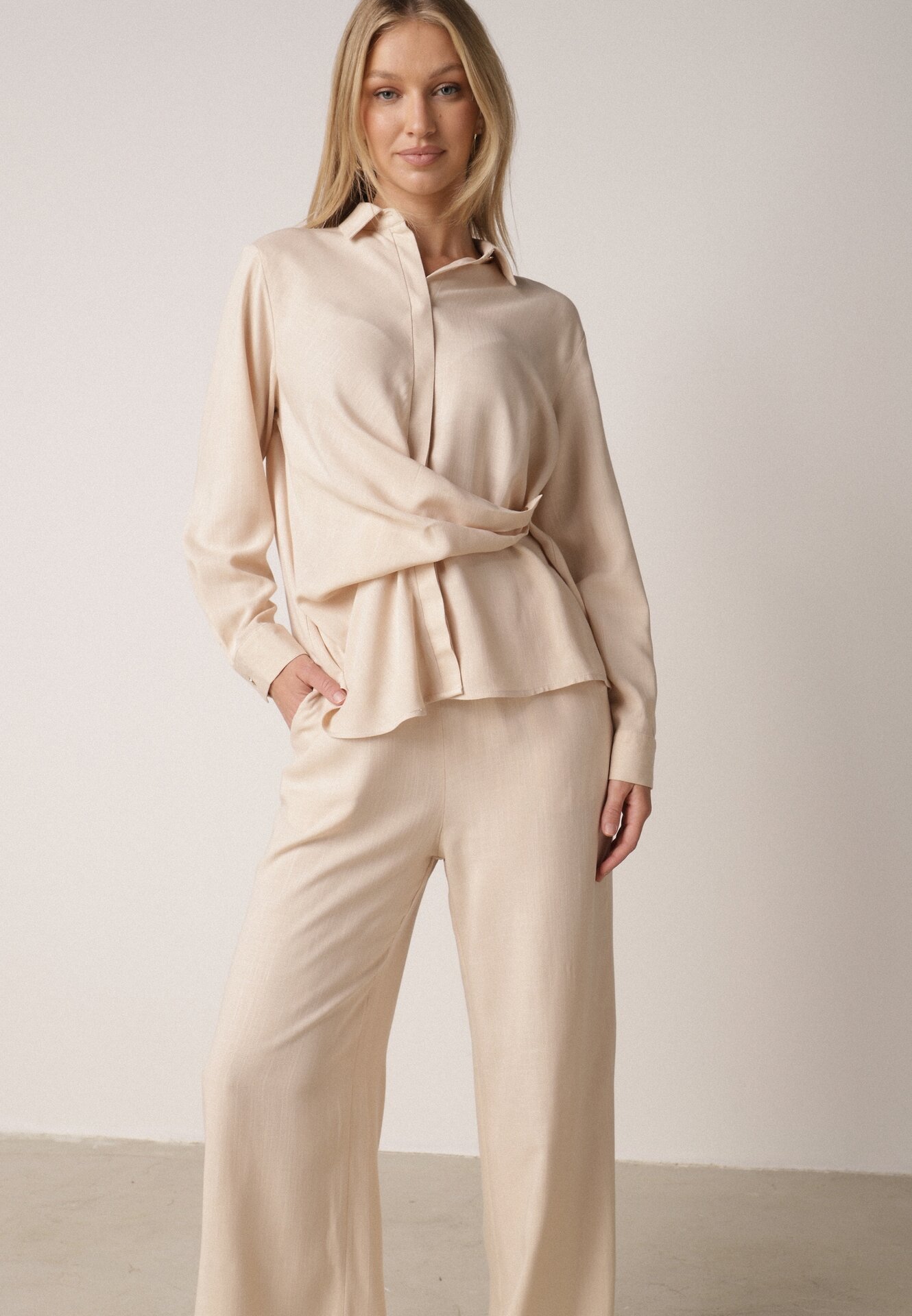 Beżowy Wiskozowy Komplet Asymetryczna Koszula i Spodnie z Kieszeniami Moneia