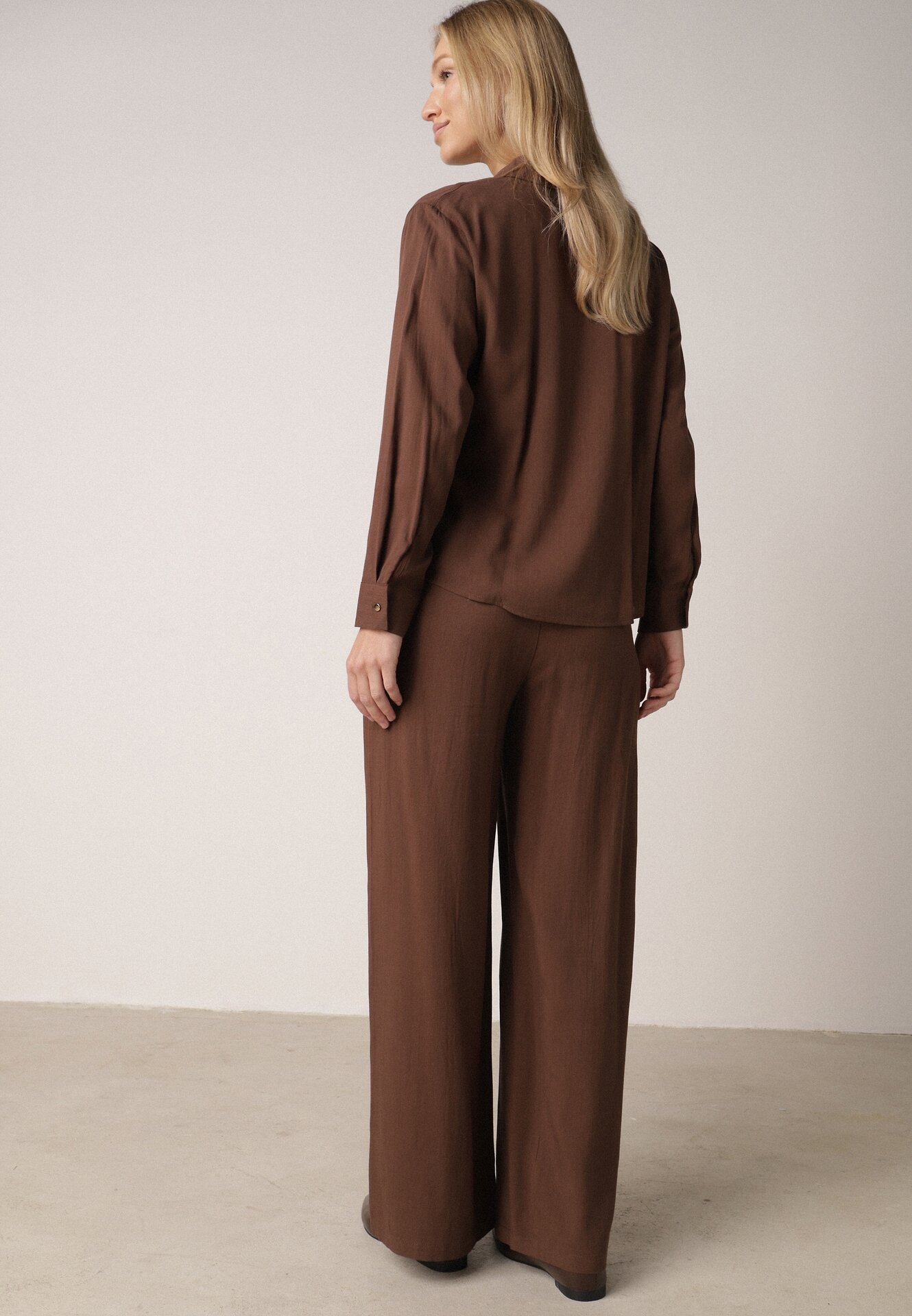 Brązowy Wiskozowy Komplet Asymetryczna Koszula i Spodnie z Kieszeniami Moneia