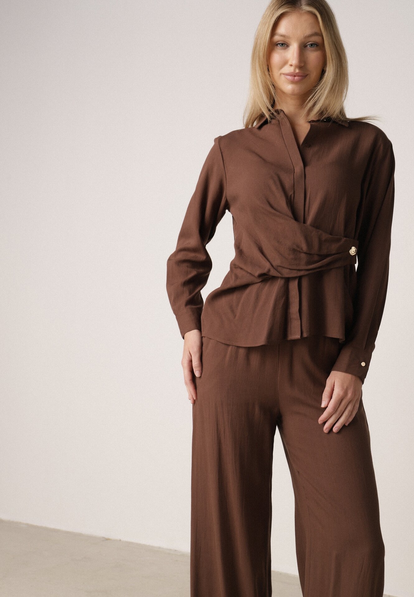 Brązowy Wiskozowy Komplet Asymetryczna Koszula i Spodnie z Kieszeniami Moneia