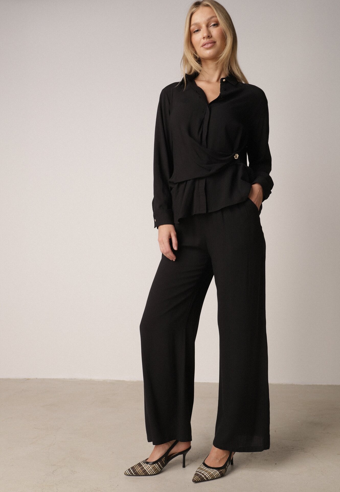 Czarny Wiskozowy Komplet Asymetryczna Koszula i Spodnie z Kieszeniami Moneia