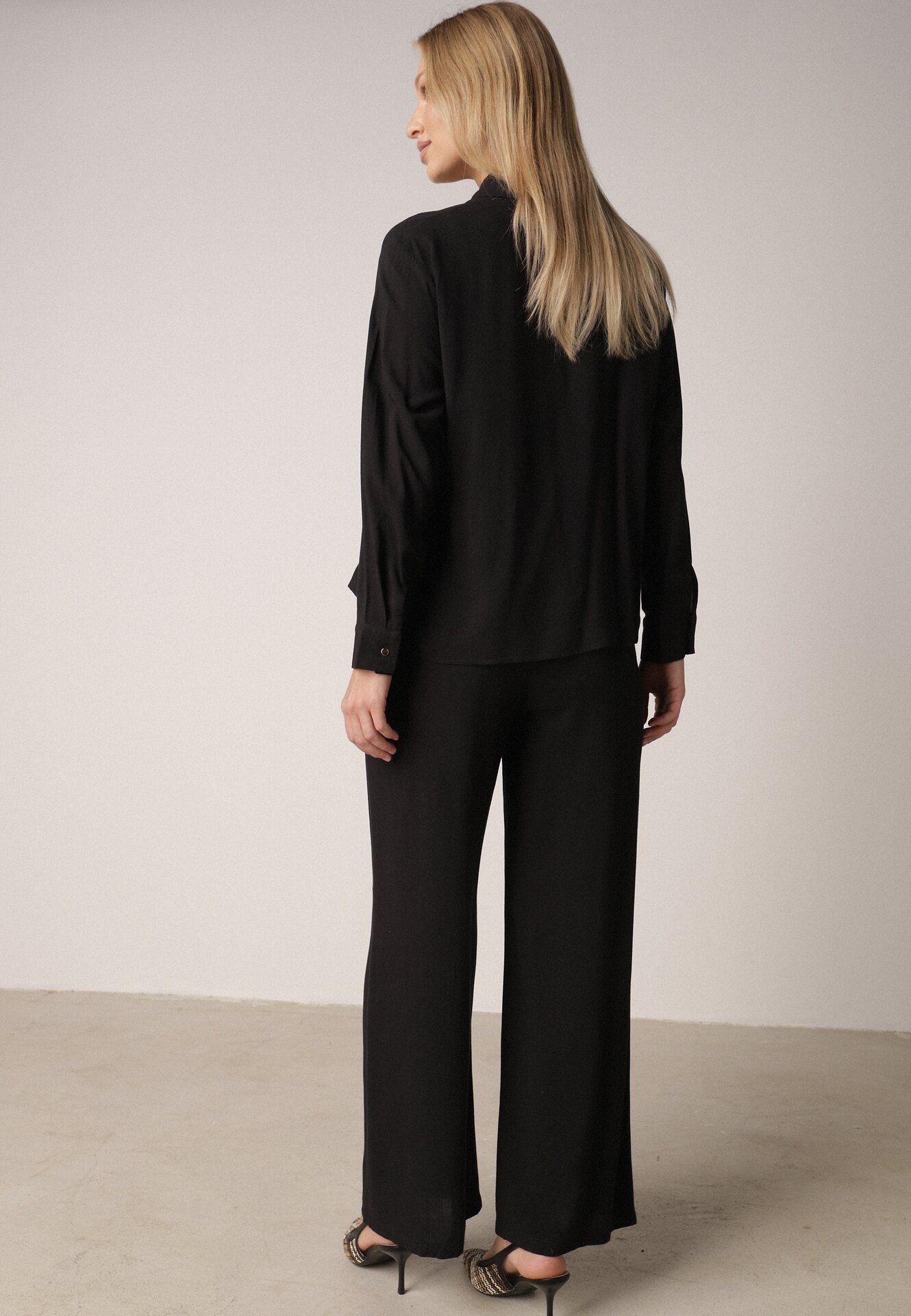 Czarny Wiskozowy Komplet Asymetryczna Koszula i Spodnie z Kieszeniami Moneia