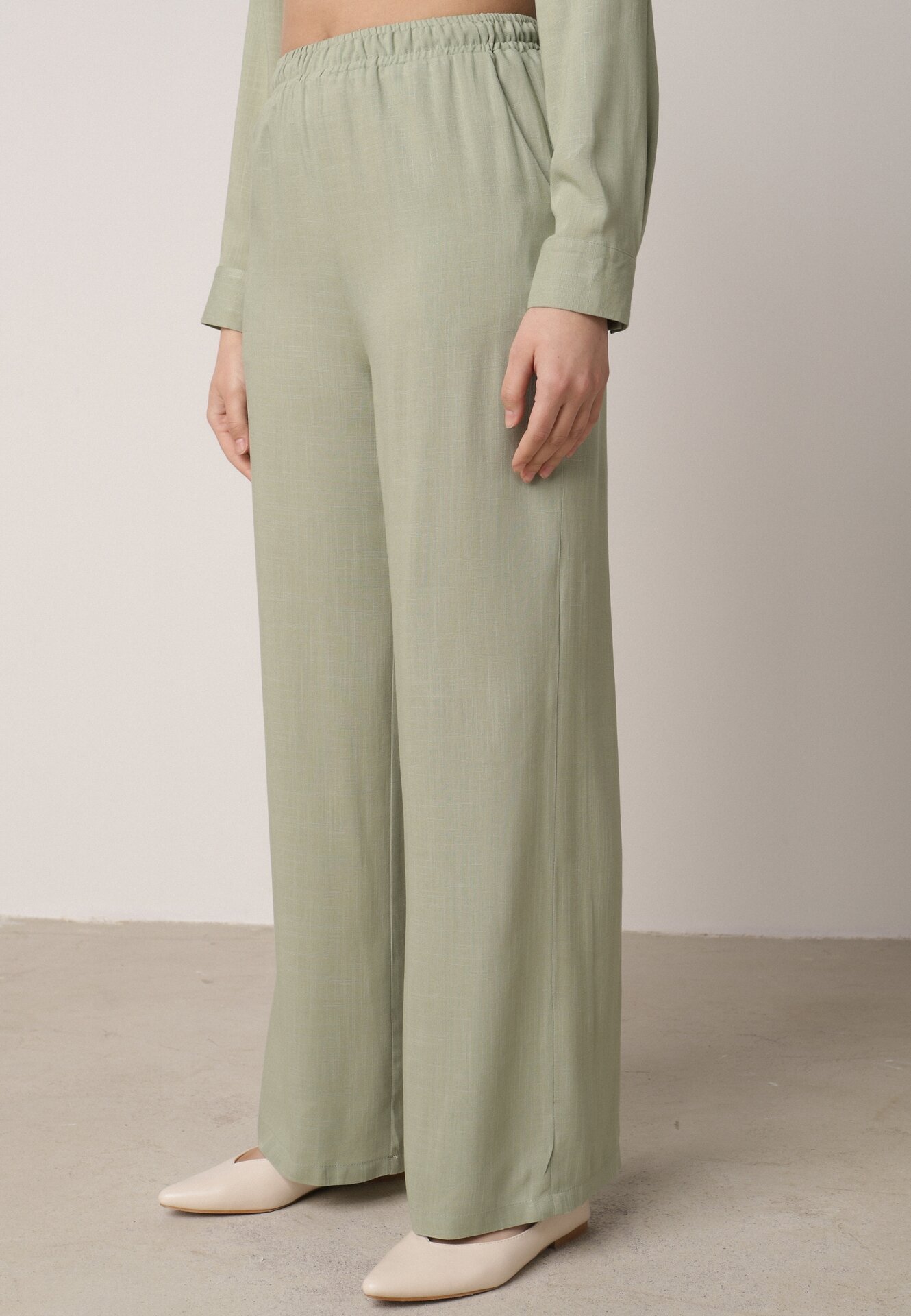 Zielony Wiskozowy Komplet Asymetryczna Koszula i Spodnie z Kieszeniami Moneia