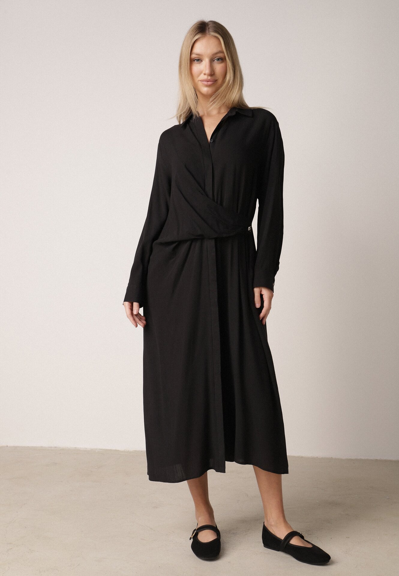 Czarna Wiskozowa Sukienka Koszulowa z Marszczeniem i Guzikiem w Talii Lennatha