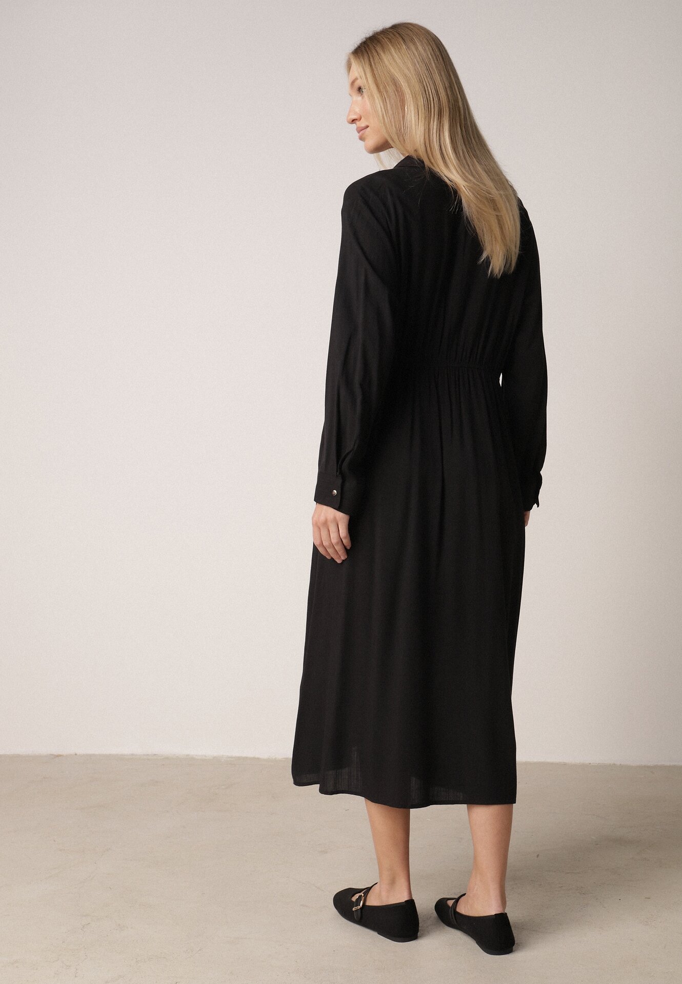Czarna Wiskozowa Sukienka Koszulowa z Marszczeniem i Guzikiem w Talii Lennatha